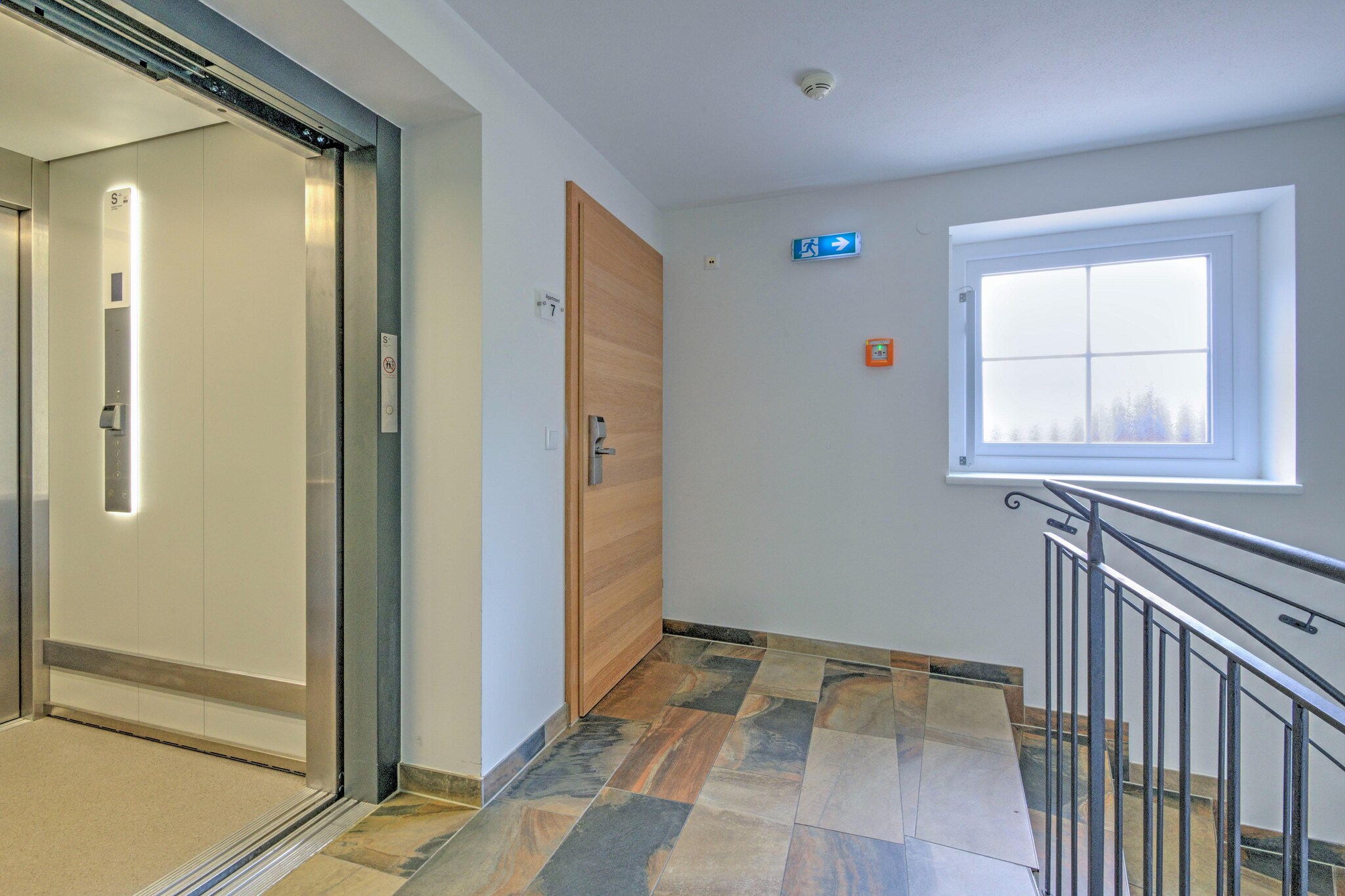 Brunner Apartment Top 6-Landing