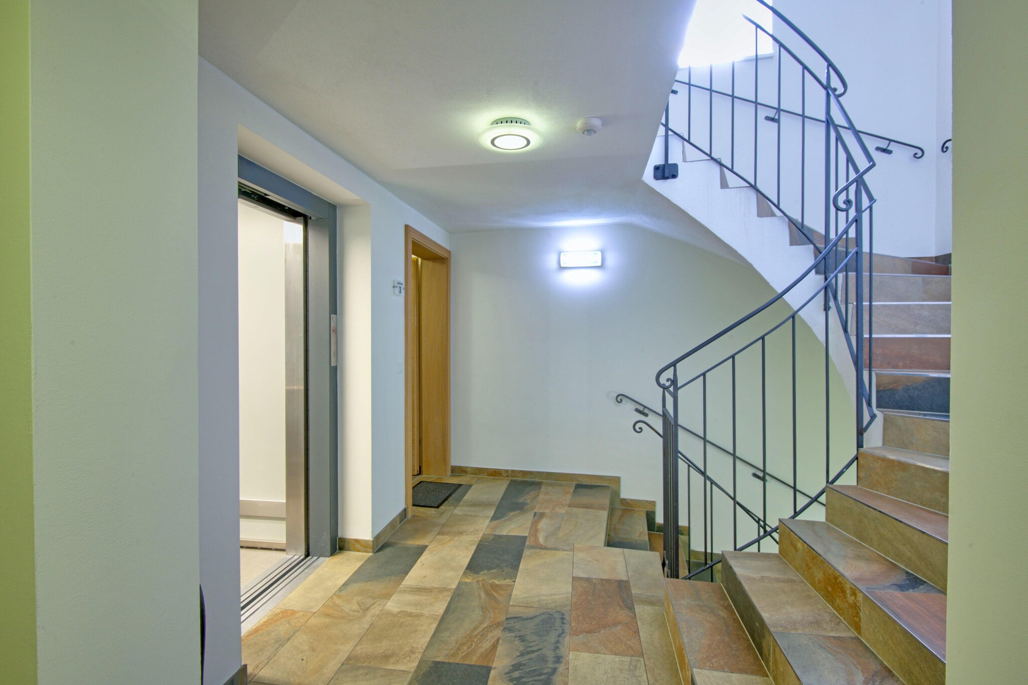 Brunner Apartment Top 6-Landing