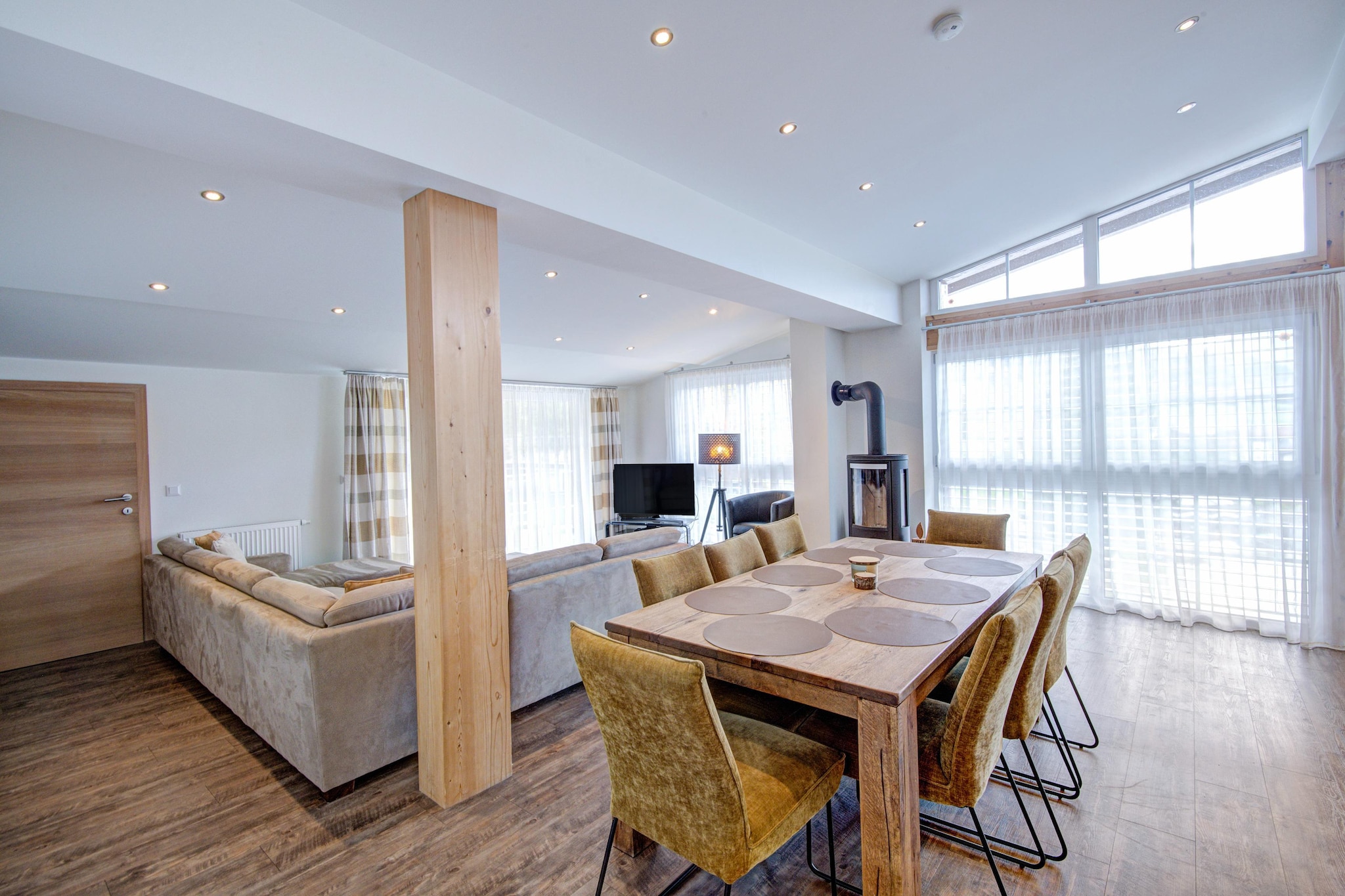 Welcome to the pinnacle of alpine luxury! This stunning Brunner Top 7 apartment is located right next to the valley station of the Markbachjochbahn cable car in the quiet village of Niederau. Forget long walks in ski boots – here you can practically step straight from the apartment onto the gondola and be ready to conquer the Wildschönau's majestic local mountain within minutes of breakfast – true ski-in/ski-out living. Designed for the ultimate comfort of up to eight guests, this apartment is truly in a class of its own. Access is exclusive and seamless via your own private elevator. The interiors feature high-quality, modern design, offering a chic yet cozy atmosphere. The heart of the apartment is the open-plan living/dining area with a crackling fireplace, perfect for relaxing and sharing stories after a day on the slopes. The adjoining, fully equipped kitchen includes a ceramic hob, dishwasher, oven, and microwave – perfect for preparing large family meals.
Privacy and luxury are found in four comfortable double rooms, each with its own modern bathroom (with a mix of stylish bathtubs and showers). For deep relaxation, you can enjoy not only the building's shared wellness area (with a traditional sauna, infrared cabin, and pool table), but also the apartment's exclusive infrared cabin. The crown jewel is the beautiful, expansive roof terrace. With unobstructed panoramic views of the Wildschönau Mountains, this is your private spot for morning coffee, evening cocktails, and to enjoy the tranquil atmosphere of the high valley.
Your stay is seamlessly complemented by the Wildschönau Premium Card, which opens the door to attractive inclusive services throughout the valley. Whether you're here for the excellent skiing, paragliding in the summer (the school is located in Niederau!), breathtaking mountain bike tours, or leisurely family hikes, this peaceful region is your perfect base. With free parking and an electric car charging station, your entire Alpine holiday is designed for effortless enjoyment.