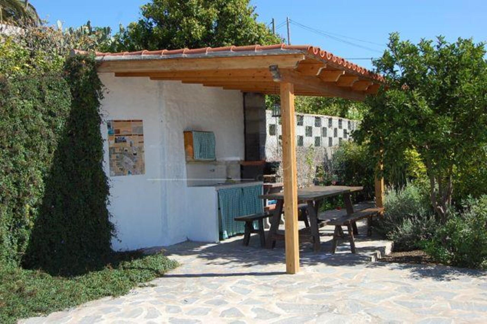 Ground floor: (Entrance(reachable from the outside), open kitchen(hob, coffee machine, microwave, fridge-freezer), Living/diningroom(TV(flatscreen, satellite, digital), dining table, seating area, DVD player, hood), bedroom(double bed), bedroom(double bed), bathroom(shower, washbasin, toilet, hairdryer))\n\nwashing machine, garden doors, terrace(private), garden(private), garden furniture, BBQ, deckchairs, parasol, swimming pool(private, outside, 7 x 3 m., opened from Jan upto and including Dec)