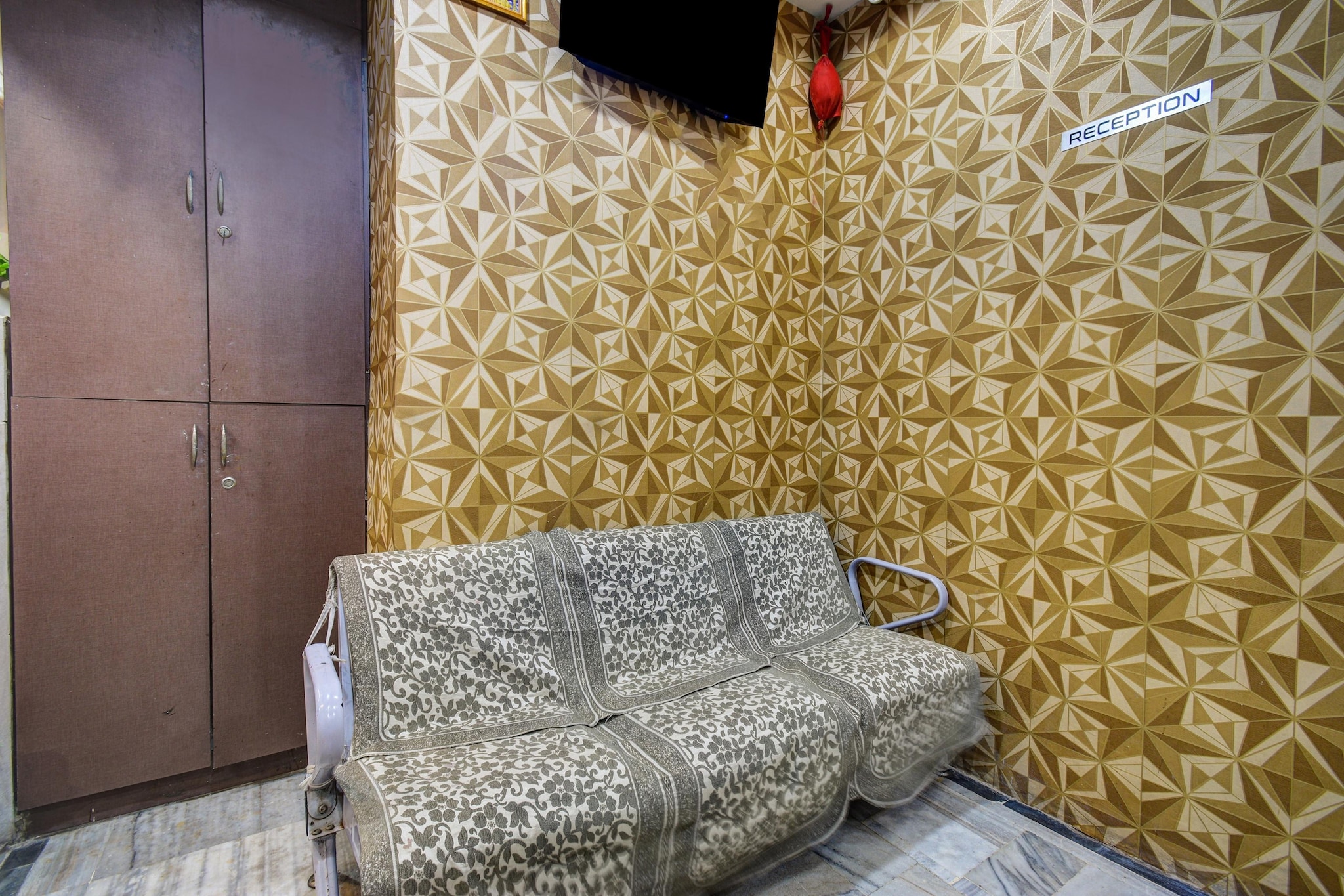 Ground floor: (bedroom(double bed, TV, seating area, air conditioning, Towels incl., telephone), bathroom(bathtub or shower, shower, washbasin, toilet, shampoo, body soap, hot water), lift, Laundry Package incl.)