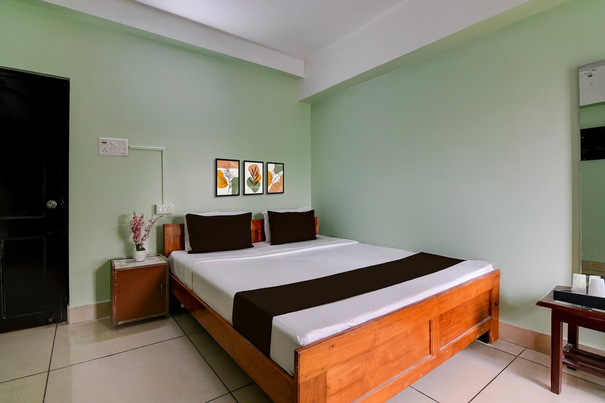 Set within 34 km of Gorumara National Park and 40 km of New Jalpaiguri Station, Collection O Jalpaiguri Railway Station Formerly Greater Kailash offers rooms with air conditioning and a private bathroom in Jalp?iguri. Among the facilities at this property are a shared kitchen and a shared lounge, along with free WiFi throughout the property. The accommodation provides room service, a 24-hour front desk and luggage storage for guests.

The units at the hotel come with a seating area, a flat-screen TV with satellite channels and a private bathroom with free toiletries and a bath or shower. Guest rooms feature a desk.

Guests at Collection O Jalpaiguri Railway Station Formerly Greater Kailash can enjoy a continental breakfast.

Darjeeling Himalayan Toy Train Railway is 47 km from the accommodation. Bagdogra International Airport is 49 km away.

Unmarried couples are warmly welcome at this property.

Guests with local ID proof are warmly welcome.
