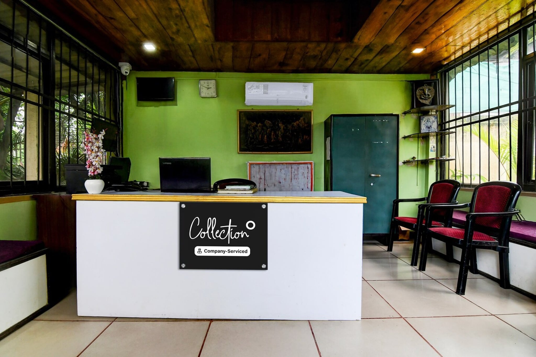 Ground floor: (bedroom(double bed, TV, seating area, air conditioning, telephone), bathroom(bathtub or shower, shower, washbasin, toilet, Towels incl., shampoo, body soap, hot water))