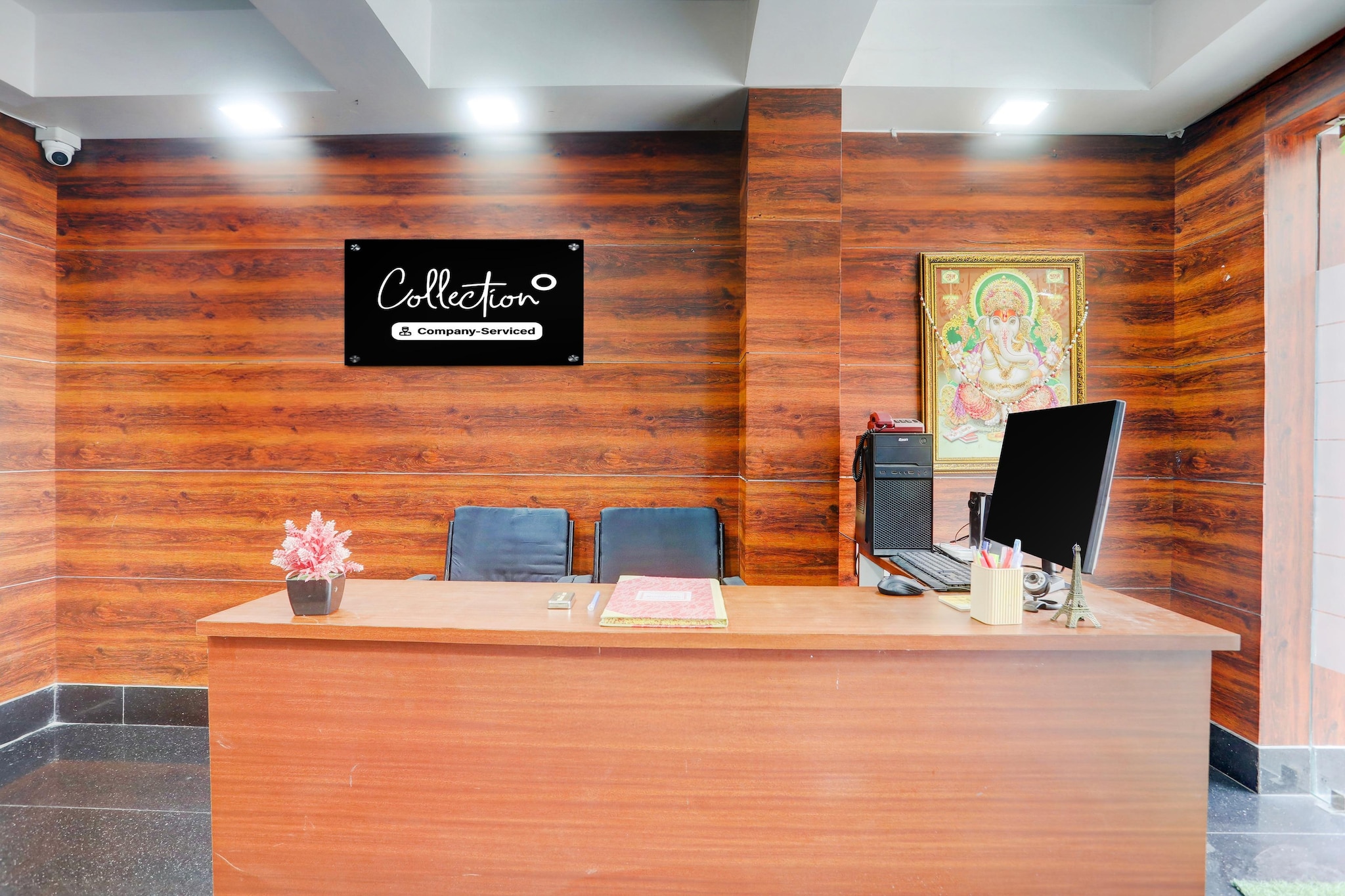 Ground floor: (bedroom(double bed, TV, seating area, air conditioning, Towels incl., telephone, Floor mattress), bathroom(bathtub or shower, shower, washbasin, toilet, shampoo, body soap, hot water), lift)