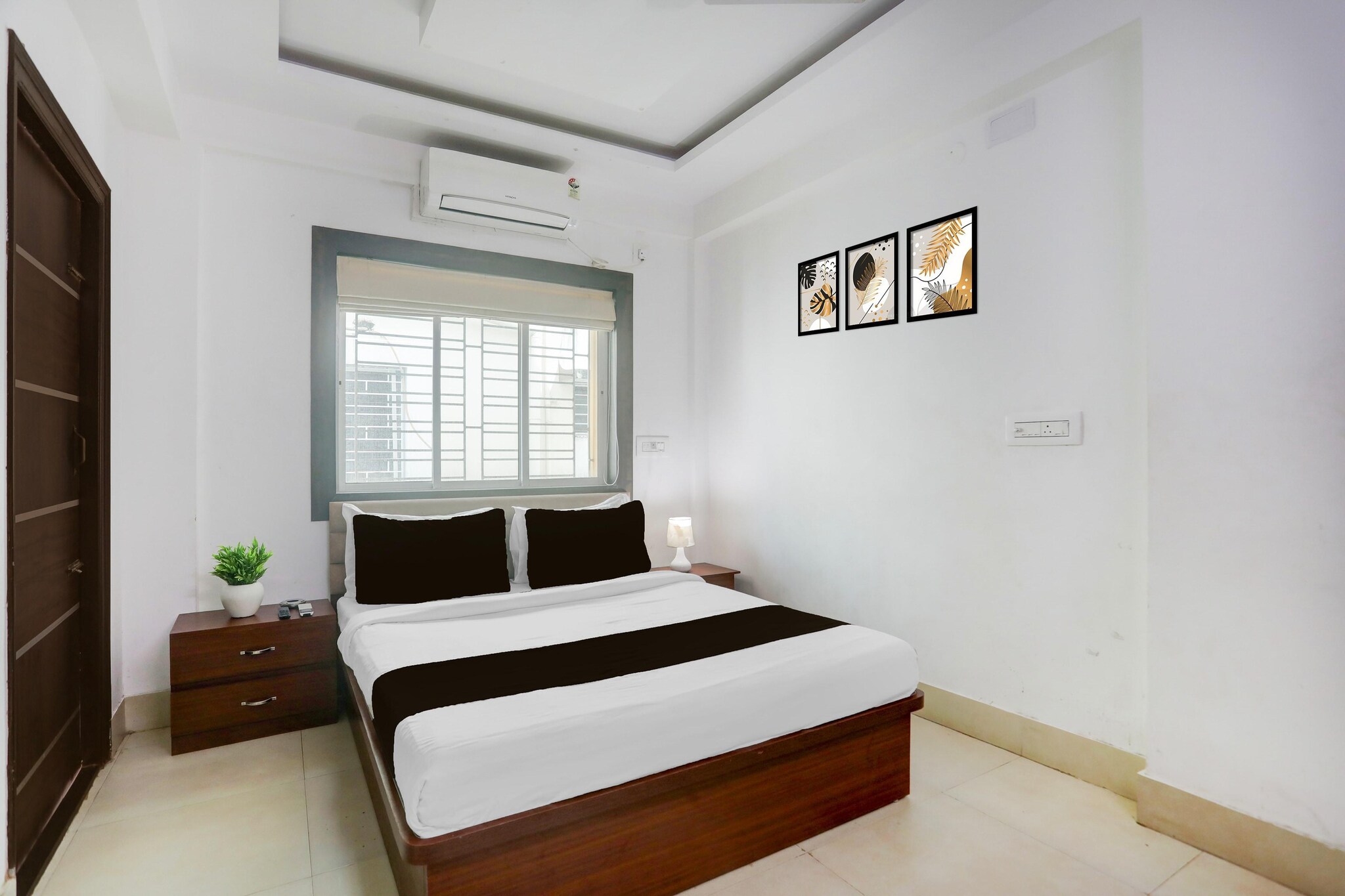 Situated conveniently in the New Town district of Kolkata, Super Collection O Biswa Bangla Kolkata Formerly Dream Palace is set 13 km from Sealdah Railway Station, 13 km from M G Road Metro Station and 13 km from Dumdum Metro Station. This 4-star hotel offers a shared lounge, room service and free WiFi. The hotel features family rooms.
The units at the hotel come with air conditioning, a seating area, a flat-screen TV with cable channels, a safety deposit box and a private bathroom with a shower. All guest rooms feature a desk.
Staff at the 24-hour front desk speak English and Hindi.
Esplanade Metro Station is 15 km from Super Collection O Biswa Bangla Kolkata Formerly Dream Palace, while New Market is 15 km away. Netaji Subhash Chandra Bose International Airport is 9 km from the property.
Unmarried couples are warmly welcome at this property.
Guests with local ID proof are warmly welcome.