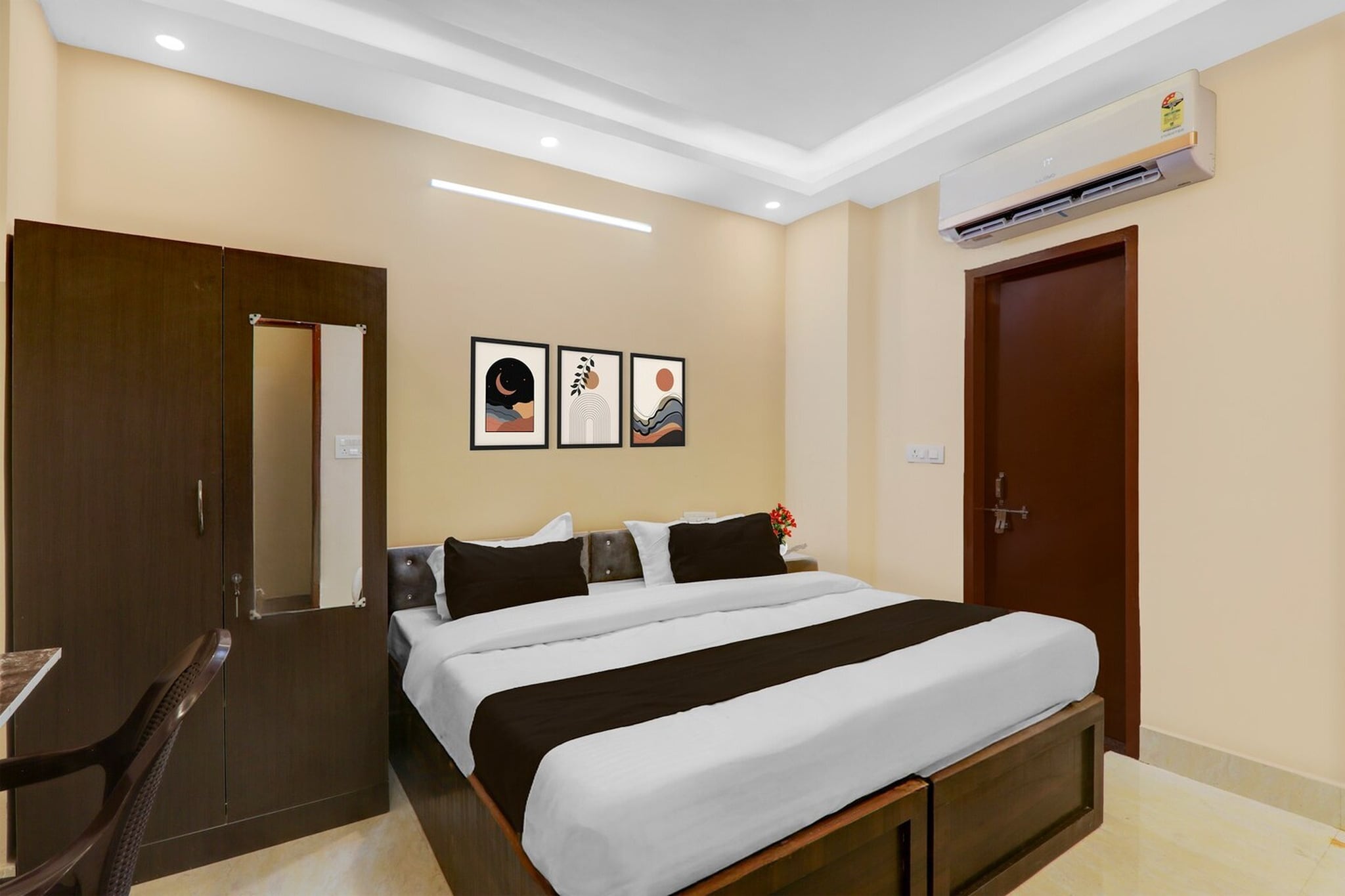 Situated within 25 km of Lucknow University and 17 km of Indira Gandhi Pratishthan, Hotel O UPNEDA Office Deva Road Lucknow features rooms with air conditioning and a private bathroom in Lucknow. With free WiFi, this 3-star hotel offers room service and a 24-hour front desk. The hotel has family rooms.

The rooms at the hotel are fitted with a seating area, a flat-screen TV with satellite channels and a private bathroom with free toiletries and a bath or shower. All rooms have a desk.

Ambedkar Park is 21 km from Hotel O UPNEDA Office Deva Road Lucknow, while KD Singh Stadium is 24 km from the property. Chaudhary Charan Singh International Airport is 35 km away.

Unmarried couples are warmly welcome at this property.

Guests with local ID proof are warmly welcome.