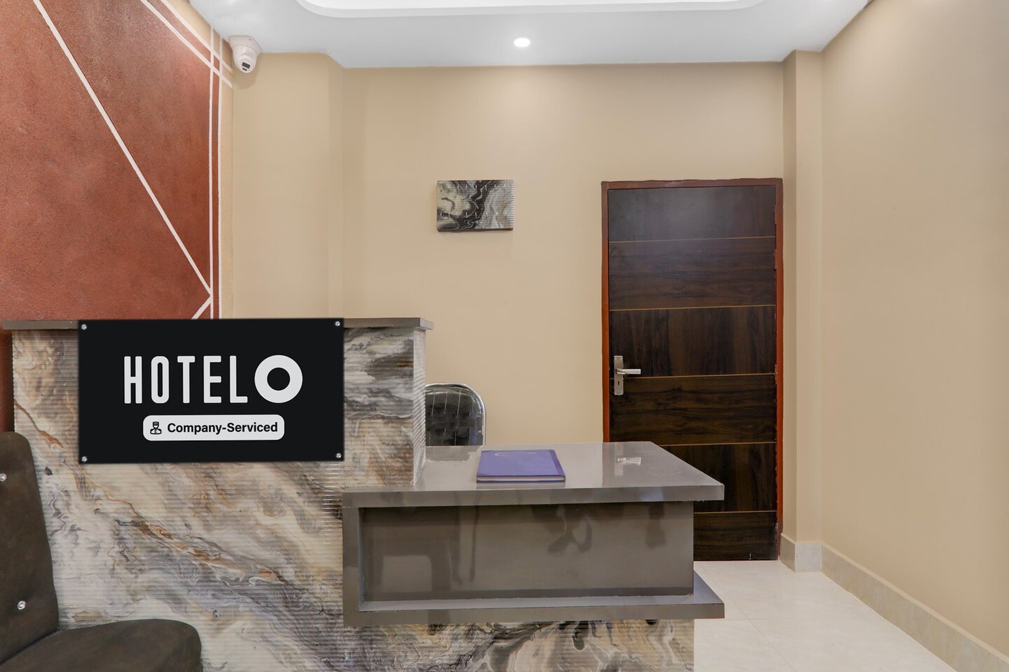 Ground floor: (bedroom(double bed, TV, seating area, air conditioning, Towels incl., telephone, Floor mattress), bathroom(bathtub or shower, shower, washbasin, toilet, shampoo, body soap, hot water))