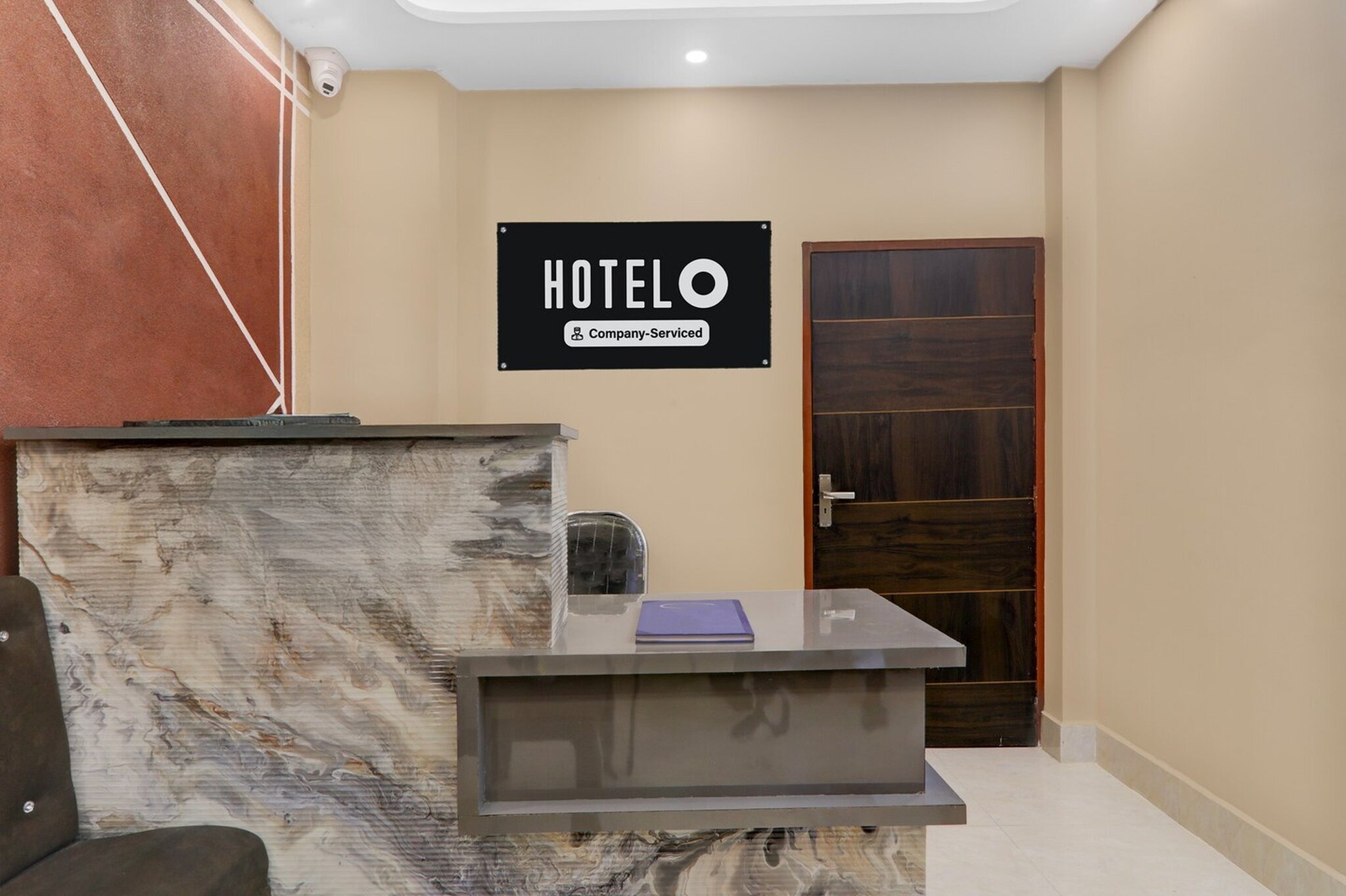 Ground floor: (bedroom(double bed, TV, seating area, air conditioning, Towels incl., telephone, Floor mattress), bathroom(bathtub or shower, shower, washbasin, toilet, shampoo, body soap, hot water))