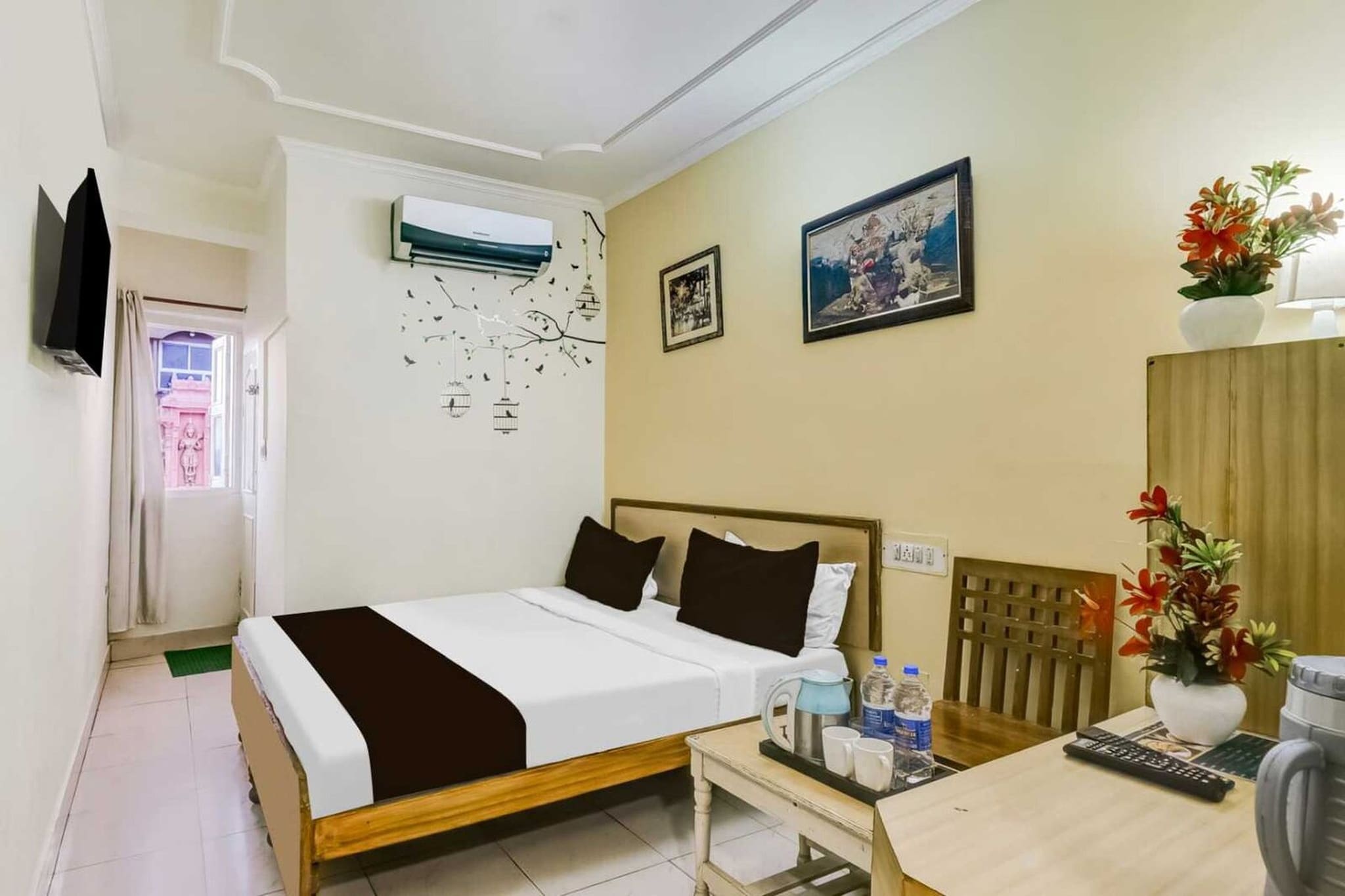 Situated conveniently in the Sansar Chandra Road district of Jaipur, Super Hotel O Sindhi Camp Formerly Hotel Paul Avenue is set 1.7 km from Jaipur Railway Station, 2.8 km from City Palace and 2.9 km from Jantar Mantar, Jaipur. With a shared lounge, the 3-star hotel has air-conditioned rooms with free WiFi, each with a private bathroom. The accommodation offers room service, a 24-hour front desk and luggage storage for guests.

At the hotel, all rooms are fitted with a desk. The units at Super Hotel O Sindhi Camp Formerly Hotel Paul Avenue come with a seating area and a flat-screen TV with satellite channels.

Ã€ la carte and continental breakfast options are available at the accommodation. At Super Hotel O Sindhi Camp Formerly Hotel Paul Avenue you will find a restaurant serving Indian cuisine.

Hawa Mahal - Palace of Winds is 3.2 km from the hotel, while Birla Mandir Temple, Jaipur is 5.4 km away. Jaipur International Airport is 13 km from the property.

Unmarried couples are warmly welcome at this property.

Guests with local ID proof are warmly welcome.