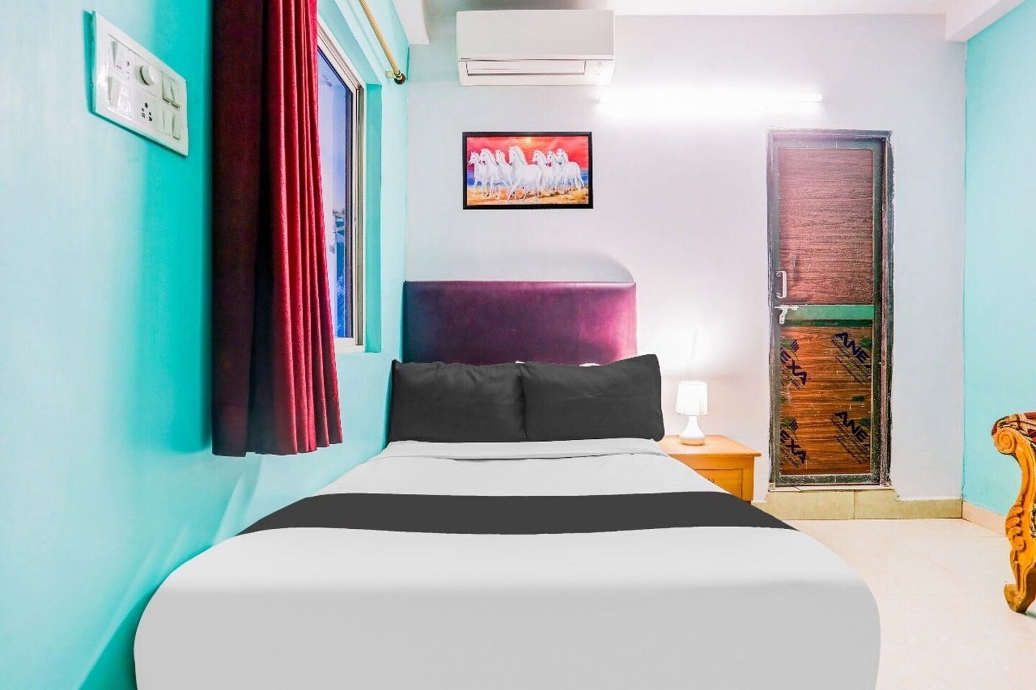 Ground floor: (bedroom(double bed, TV, seating area, air conditioning, Towels incl., telephone, Floor mattress), bathroom(bathtub or shower, shower, washbasin, toilet, shampoo, body soap, hot water))