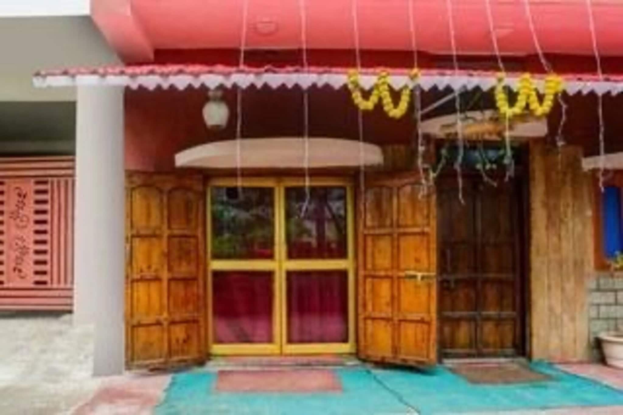 Situated within 1.7 km of Mahabodhi Temple and less than 1 km of Great Buddha Statue, HOTEL O FUN FRIDAY features rooms with air conditioning and a private bathroom in Bodh Gaya. This 4-star hotel offers room service, a 24-hour front desk and free WiFi. The hotel has family rooms.
All rooms at the hotel are fitted with a seating area, a flat-screen TV with satellite channels and a private bathroom with free toiletries and a bath or shower. All guest rooms have a desk.
Thai Monastery is 1.1 km from HOTEL O FUN FRIDAY, while Bodh Gaya Bus Station is 1.7 km from the property. Gaya International Airport is 7 km away.
Unmarried couples are warmly welcome at this property.
Guests with local ID proof are warmly welcome.
