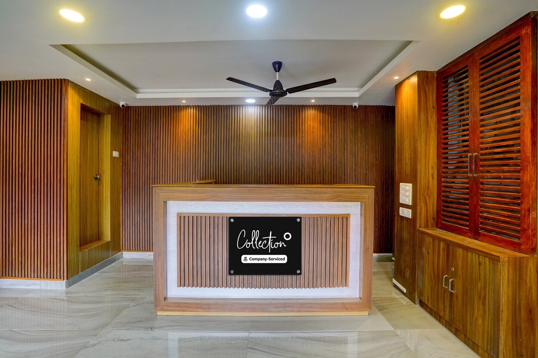 Ground floor: (bedroom(double bed, TV, seating area, air conditioning, Towels incl., telephone), bathroom(bathtub or shower, shower, washbasin, toilet, shampoo, body soap, hot water), lift)