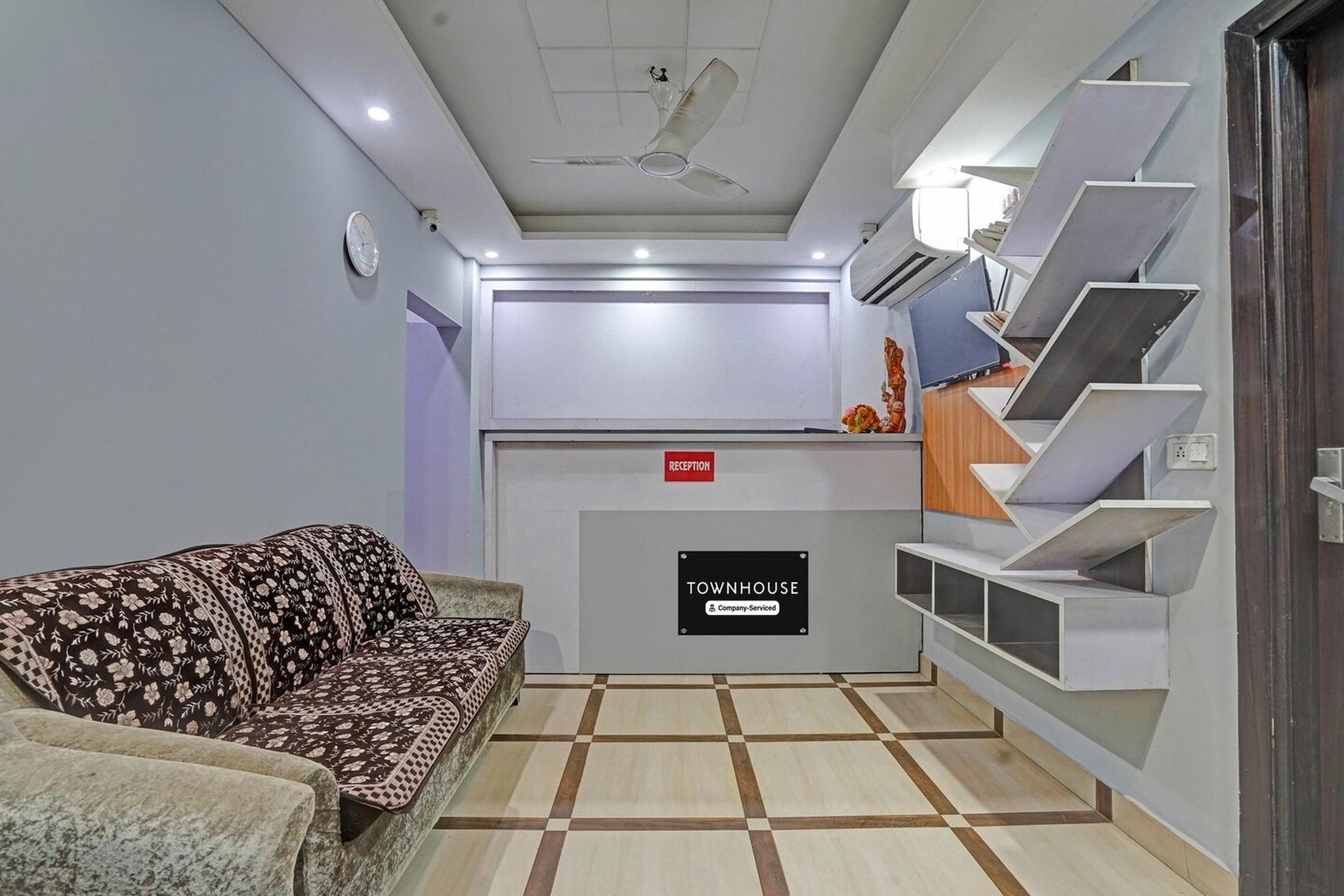 Ground floor: (bedroom(double bed, TV, seating area, air conditioning, Towels incl., telephone, Floor mattress), bathroom(bathtub or shower, shower, washbasin, toilet, shampoo, body soap, hot water), lift)