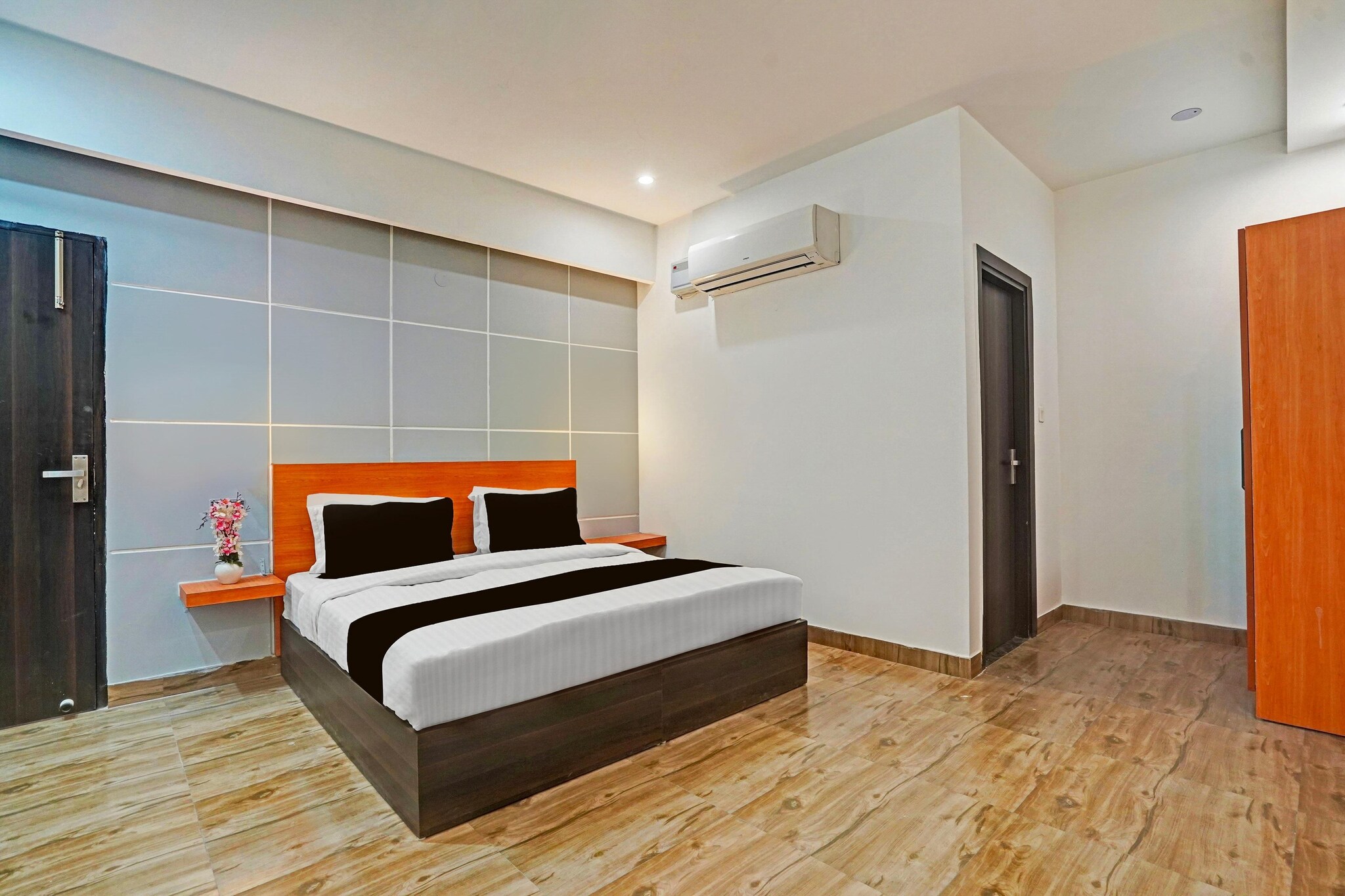 Located within 8.5 km of MG Road and 12 km of WorldMark Gurgaon, Townhouse Sector 9 Gurgaon provides rooms with air conditioning and a private bathroom in Gurgaon. This 4-star hotel offers room service, a 24-hour front desk and free WiFi. The hotel features family rooms.
Guest rooms at the hotel are equipped with a seating area, a flat-screen TV with satellite channels and a private bathroom with free toiletries and a bath or shower. All rooms include a desk.
Qutub Minar is 22 km from Townhouse Sector 9 Gurgaon, while Tughlaqabad Fort is 29 km away. Delhi International Airport is 14 km from the property.
Unmarried couples are warmly welcome at this property.
Guests with local ID proof are warmly welcome.