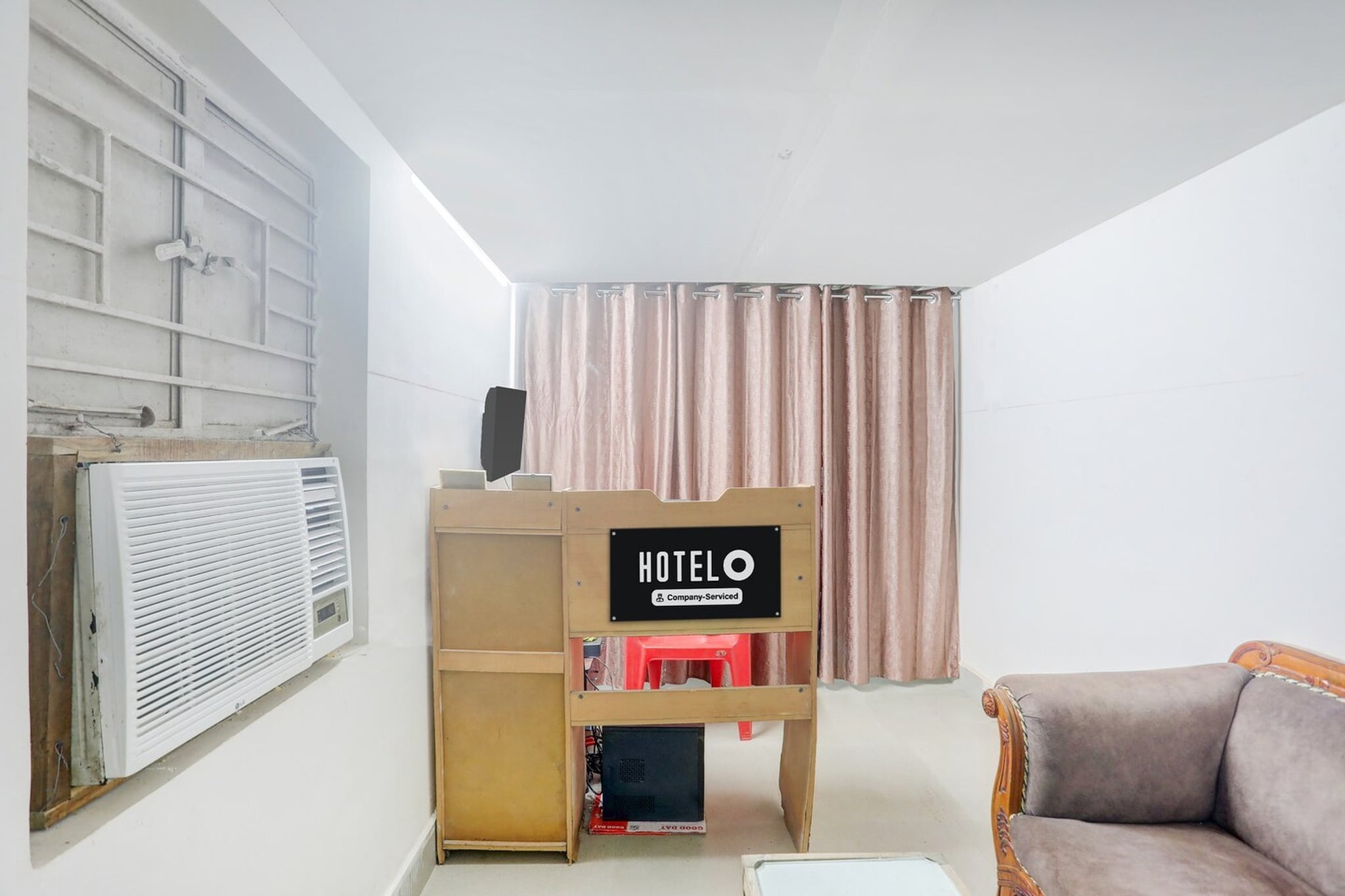 Ground floor: (bedroom(double bed, TV, seating area, air conditioning, telephone), bathroom(bathtub or shower, shower, washbasin, toilet, Towels incl., shampoo, body soap, hot water))