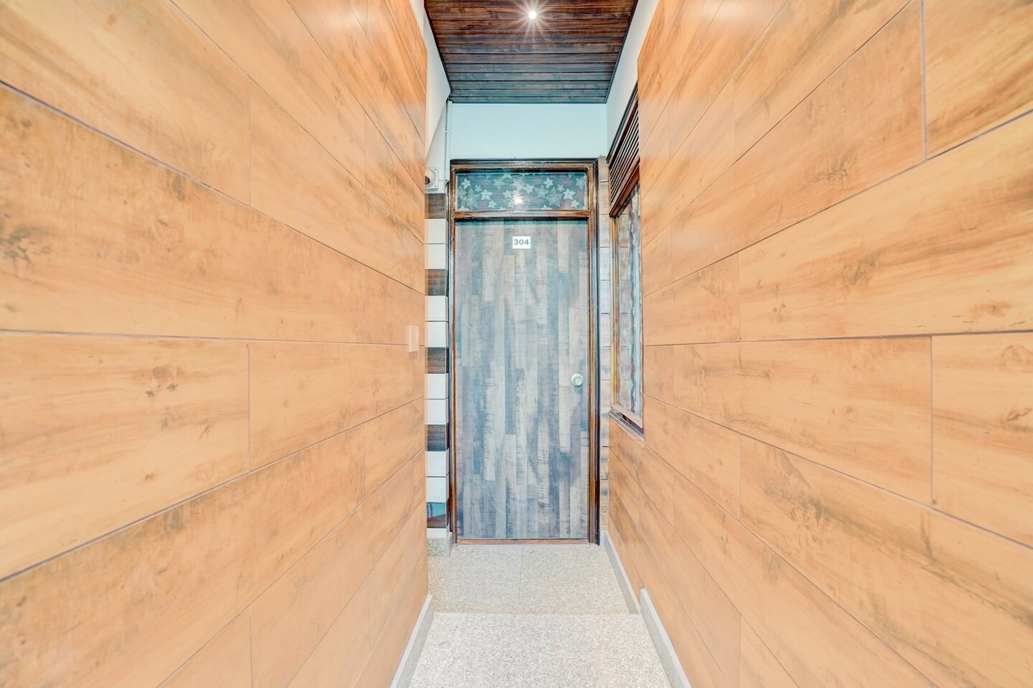 Ground floor: (bedroom(double bed, TV, seating area, air conditioning, Towels incl., telephone), bathroom(bathtub or shower, shower, washbasin, toilet, shampoo, body soap, hot water), lift)