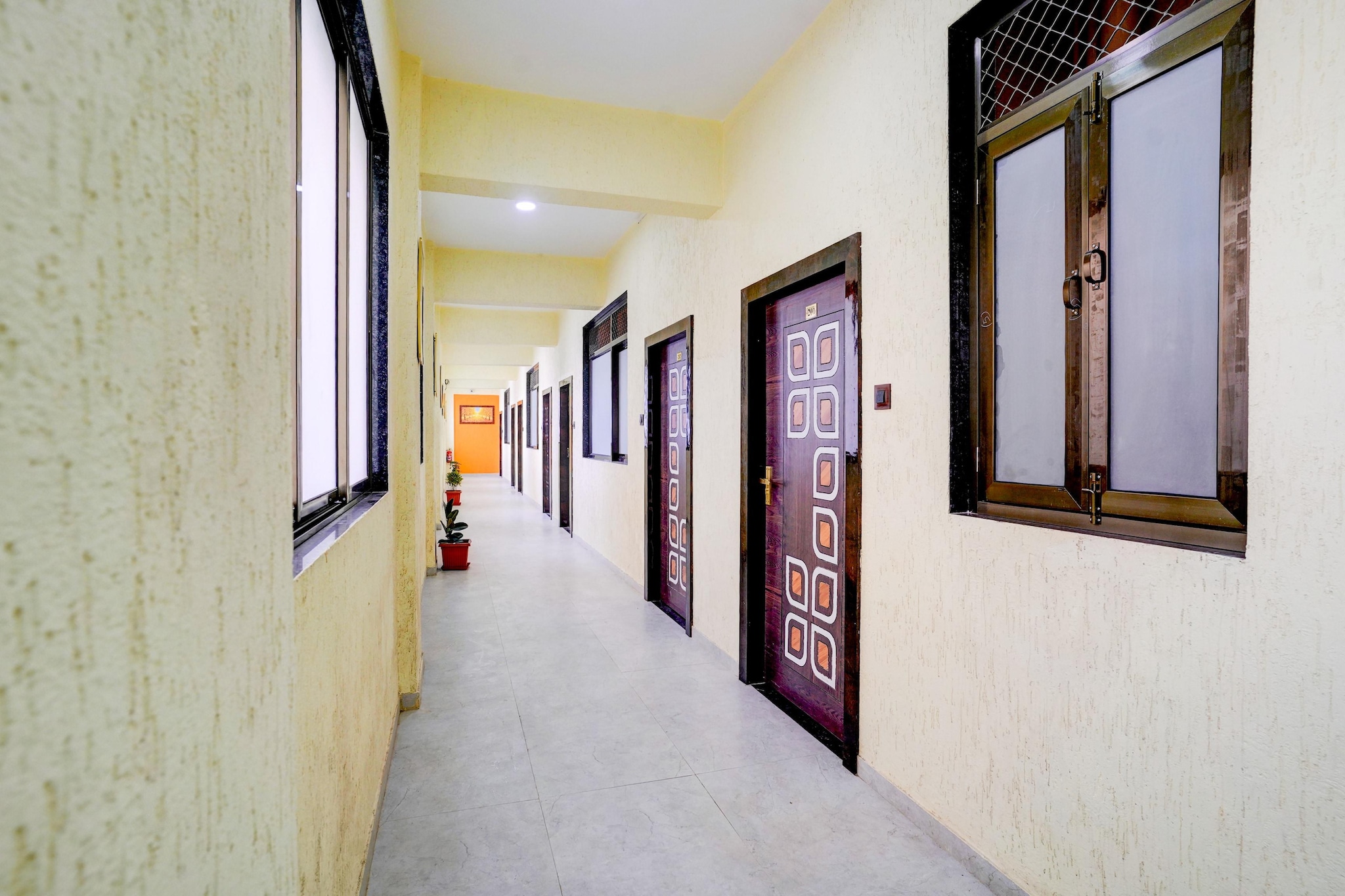 Ground floor: (bedroom(double bed, TV, seating area, air conditioning, telephone), bathroom(bathtub or shower, shower, washbasin, toilet, Towels incl., shampoo, body soap, hot water))