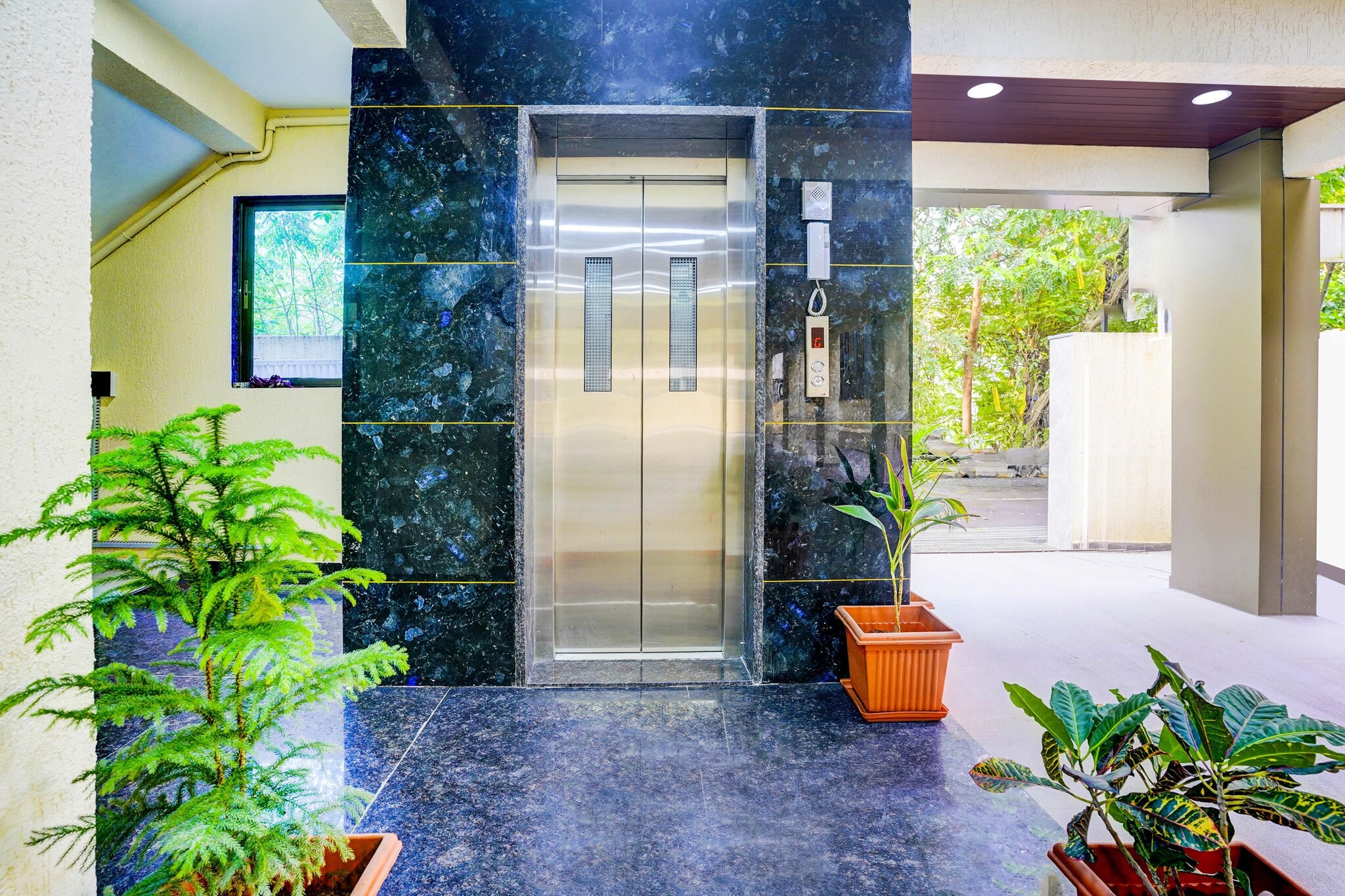 Ground floor: (bedroom(double bed, TV, seating area, air conditioning, telephone), bathroom(bathtub or shower, shower, washbasin, toilet, Towels incl., shampoo, body soap, hot water))