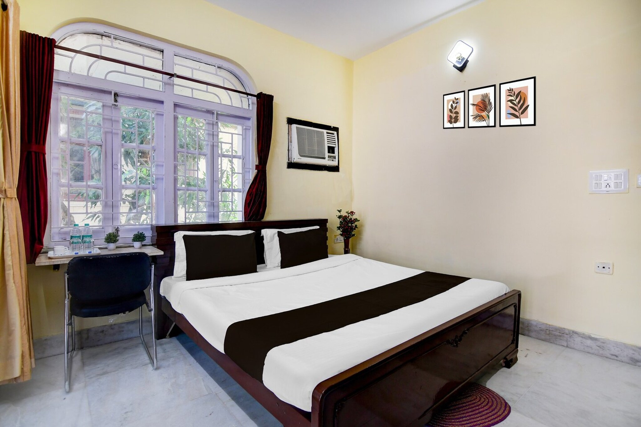 Set within 8.4 km of Kalighat Kali Temple and 10 km of Indian Museum, Collection O Jyotirindra Nandi Metro Station Kolkata Formerly Hotel Manurama offers rooms with air conditioning and a private bathroom in J?dabpur. This 3-star hotel offers room service, a 24-hour front desk and free WiFi. The hotel has family rooms.
All guest rooms at the hotel come with a seating area, a flat-screen TV with satellite channels and a private bathroom with free toiletries and a bath or shower. Guest rooms feature a desk.
Nandan is 10 km from Collection O Jyotirindra Nandi Metro Station Kolkata Formerly Hotel Manurama, while Sealdah Railway Station is 10 km from the property. Netaji Subhash Chandra Bose International Airport is 20 km away.
Unmarried couples are warmly welcome at this property.
Guests with local ID proof are warmly welcome.
Apologies, but we are currently unable to host foreign nationals at this property.
Check-in is only available to guests aged 18 and above. Please provide a government-issued ID to confirm your age.
Early Check-In Policy: A full day’s room rate will be charged for check-ins before 6:00 AM. Complimentary early check-in is available between 6:00 AM and 10:00 AM, subject to room availability.