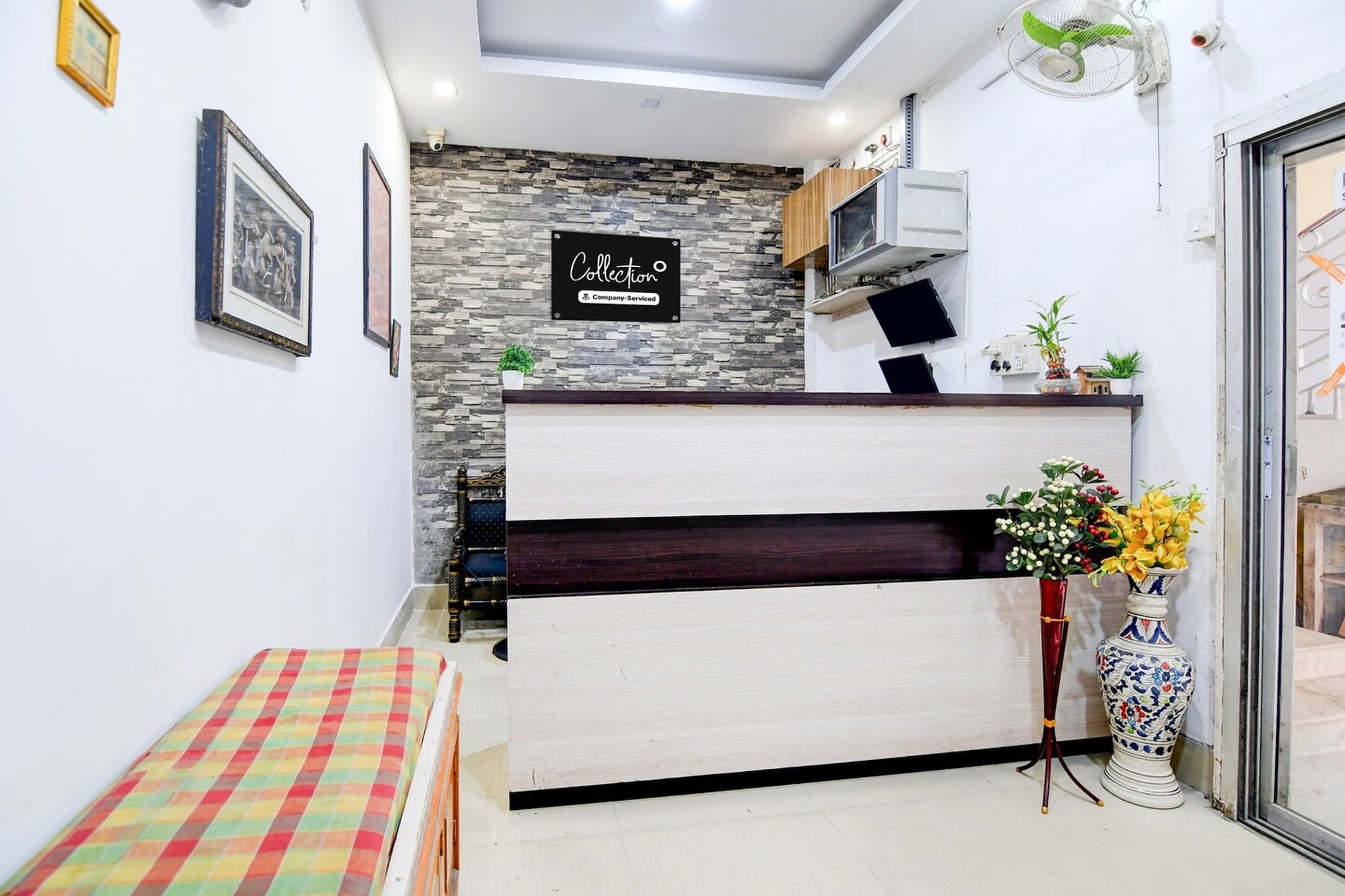 Ground floor: (bedroom(double bed, TV, seating area, air conditioning, telephone), bathroom(bathtub or shower, shower, washbasin, toilet, Towels incl., shampoo, body soap, hot water))