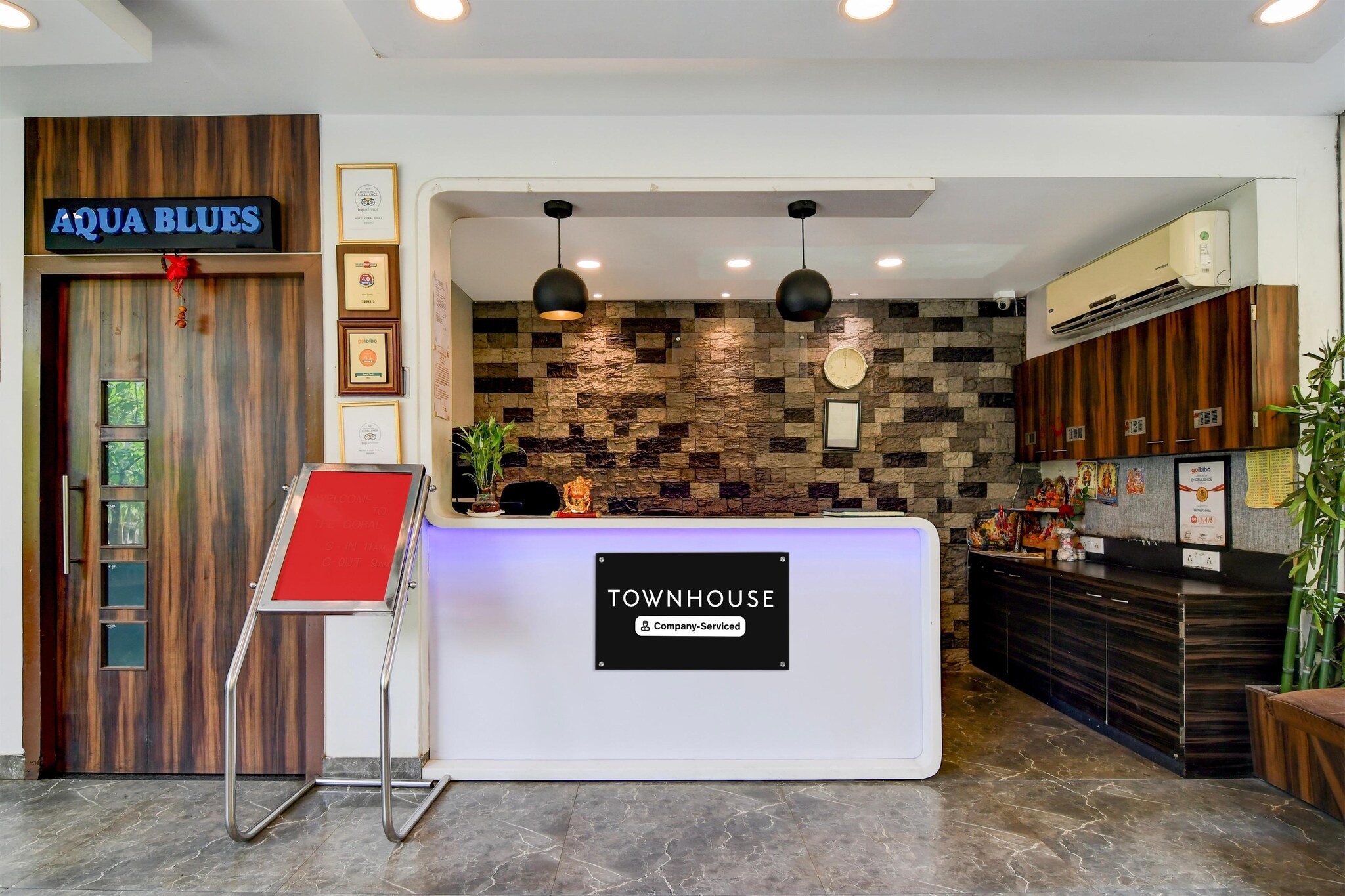 Ground floor: (bedroom(double bed, TV, seating area, air conditioning, telephone), bathroom(bathtub or shower, shower, washbasin, toilet, Towels incl., shampoo, body soap, hot water))