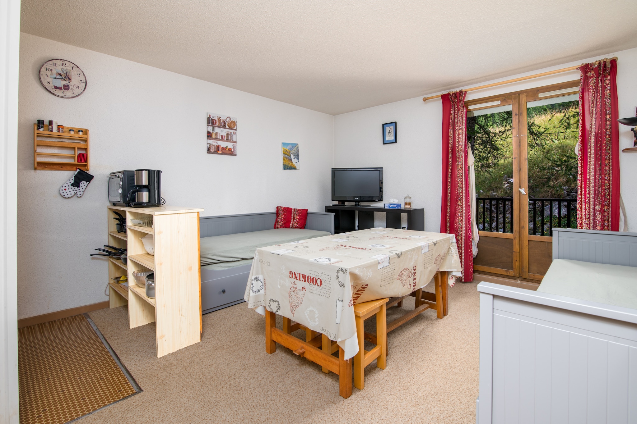 Welcome to your cozy mountain escape in the heart of the Southern Alps! Whether you’re craving a snowy adventure or a breath of fresh alpine air, this bright and cheerful 30 m² studio in the Les 4 Saisons residence in La Foux d’Allos is the perfect place to unwind. Ideal for families or small groups of up to six guests, it combines the warmth of a home with the excitement of a true mountain getaway — summer or winter.
Inside, the studio is cleverly designed to make every corner inviting. The living area features two double sofa beds, perfect for curling up after a day on the slopes, while the cabin offers cozy bunk beds for two. Step out onto the balcony to take in the crisp mountain air and sweeping views of the valley and surrounding peaks. The fully equipped open kitchen makes it easy to whip up hearty meals with a fridge, oven, microwave, dishwasher, toaster, kettle, and even a raclette machine, because no mountain holiday is complete without one! The bathroom includes a bathtub and hairdryer, and extra comforts such as Wi-Fi, electric heating, and an iron are all at your disposal.
Located just a short walk from the ski lifts, slopes, and ski school, everything you need is within reach. The village center, shops, and local restaurants including the popular “Le Pourquoi Pas?† are all nearby, making it easy to enjoy fondue or pizza after a day of fun in the snow.
In winter, hit the slopes, try sledding, or relax at a nearby spa. In summer, explore scenic hiking trails, mountain bike paths, and serene lakeside picnic spots. For a local dining experience, don’t miss Le Dôme, known for its generous mountain specialties.