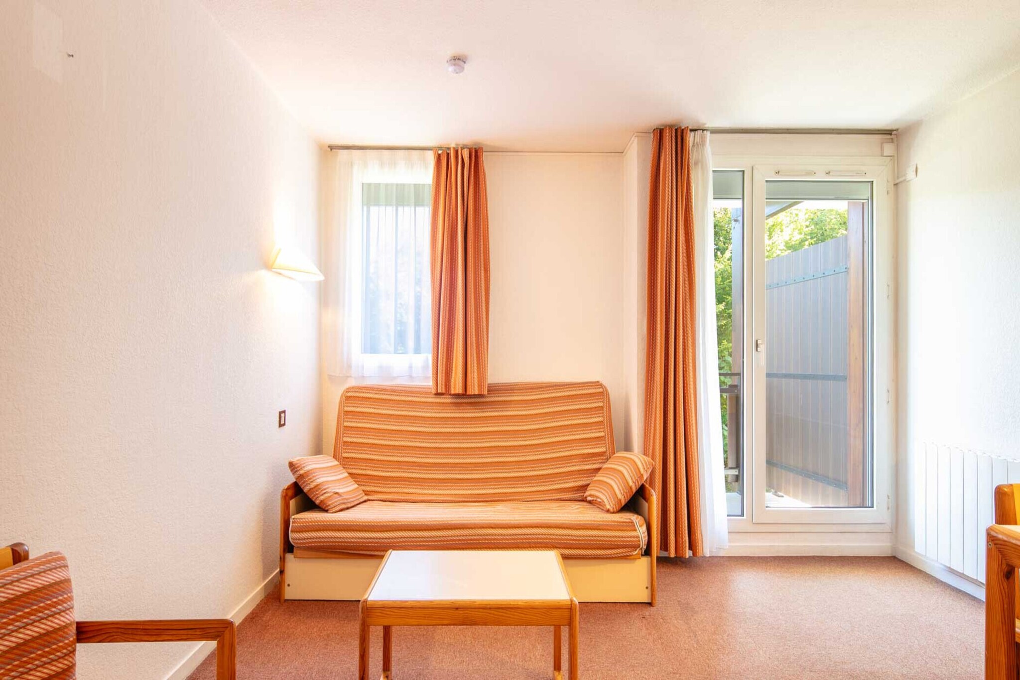 Nestled in the heart of Villard-de-Lans, this charming 24 m² mountain studio welcomes you with warmth and simplicity. Perfect for up to four guests, it’s an inviting retreat where comfort meets practicality — ideal for a cozy ski break in winter or a refreshing mountain escape in summer. Whether with family or friends, you’ll find the perfect balance between relaxation and adventure, surrounded by crisp alpine air and breathtaking views.
Inside, the space is designed for easy living. The living area includes a sofa bed and bunk beds, offering a snug corner to rest after an active day outdoors. The kitchen is fully equipped with essentials such as a refrigerator, microwave, coffee maker, toaster, and kettle, making it easy to prepare meals at your own pace. After a day on the slopes, unwind with a warm bath or enjoy a quiet moment on the balcony while admiring the mountain scenery. The residence also provides Wi-Fi, a shared laundry, ski locker, outdoor pool for sunny days, and private parking for added convenience.
Ideally located, the studio is just 300 meters from shops and the lively village center, and about 4 km from the ski slopes and ESF, accessible by shuttle or car. Villard-de-Lans offers activities for every season — skiing, hiking, cycling, or simply exploring local markets filled with mountain specialties. For a taste of regional cuisine, visit La Bergerie, known for its hearty fondue, raclette, and warm hospitality. With its stunning Vercors landscape, vibrant atmosphere, and peaceful charm, this studio promises an authentic and rejuvenating stay in the French Alps.