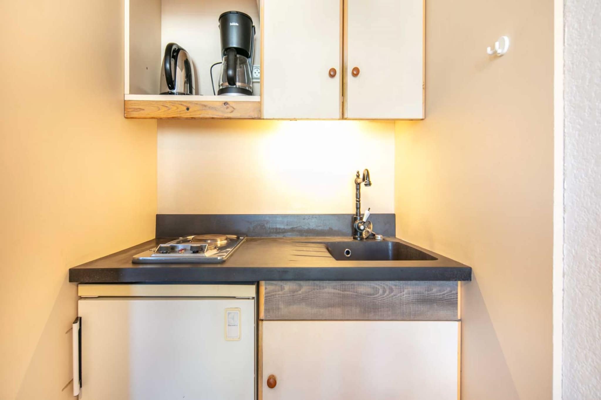 Elevator, open kitchen(electric kettle, toaster, coffee machine, microwave, fridge, freezer, dishes and cutlery), Living/bed room(double sofa bed, bunk bed, TV), bathroom(bath tub, washbasin, toilet), parking, swimming pool(shared with other guests, outside)