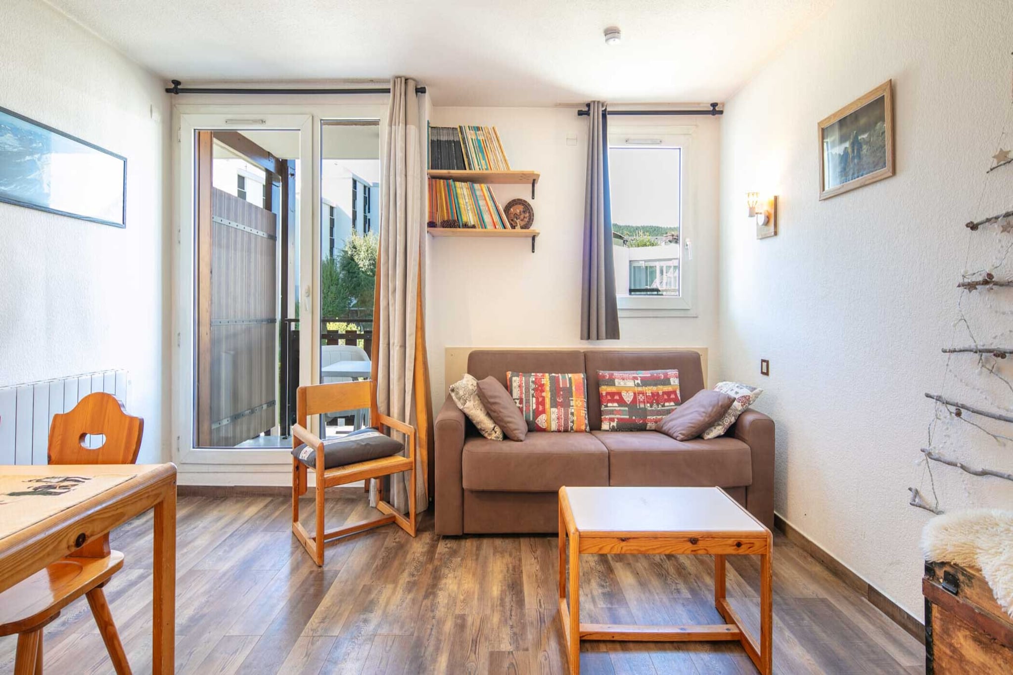 Welcome to your cozy mountain retreat in Villard-de-Lans! This charming 25 m² studio in Résidence Croix Margot is perfect for up to 4 guests, making it ideal for families or friends looking for a memorable alpine getaway. Compact yet comfortable, it offers a warm, inviting atmosphere with stunning mountain views and everything you need for a relaxing, fun-filled stay.
Step inside and feel instantly at home. The living area features a sofa bed for two and a cozy dining corner, while the cabin offers bunk beds perfect for kids or friends. The kitchen is fully equipped with a refrigerator, freezer, microwave, coffee maker, kettle, toaster, and even raclette and fondue sets, ensuring you can enjoy classic mountain meals with ease. After an active day outdoors, soak in the bathtub, curl up under soft blankets, or unwind with a game from the studio’s collection. Additional comforts include duvets, pillows, private parking, a ski locker, and access to the outdoor pool during the summer months.
Located just minutes from the ski slopes, with shuttle services nearby, and only a short walk from the lively village center, this studio combines convenience and tranquility. Explore the local shops, bakeries, and restaurants, or head out for skiing, snowshoeing, or summer mountain biking. Don’t miss a visit to Restaurant La Bergerie for hearty Savoyard specialties like fondue and raclette. With breathtaking landscapes, vibrant village life, and endless alpine adventures, this studio offers the perfect base for creating cherished memories in the heart of Villard-de-Lans.