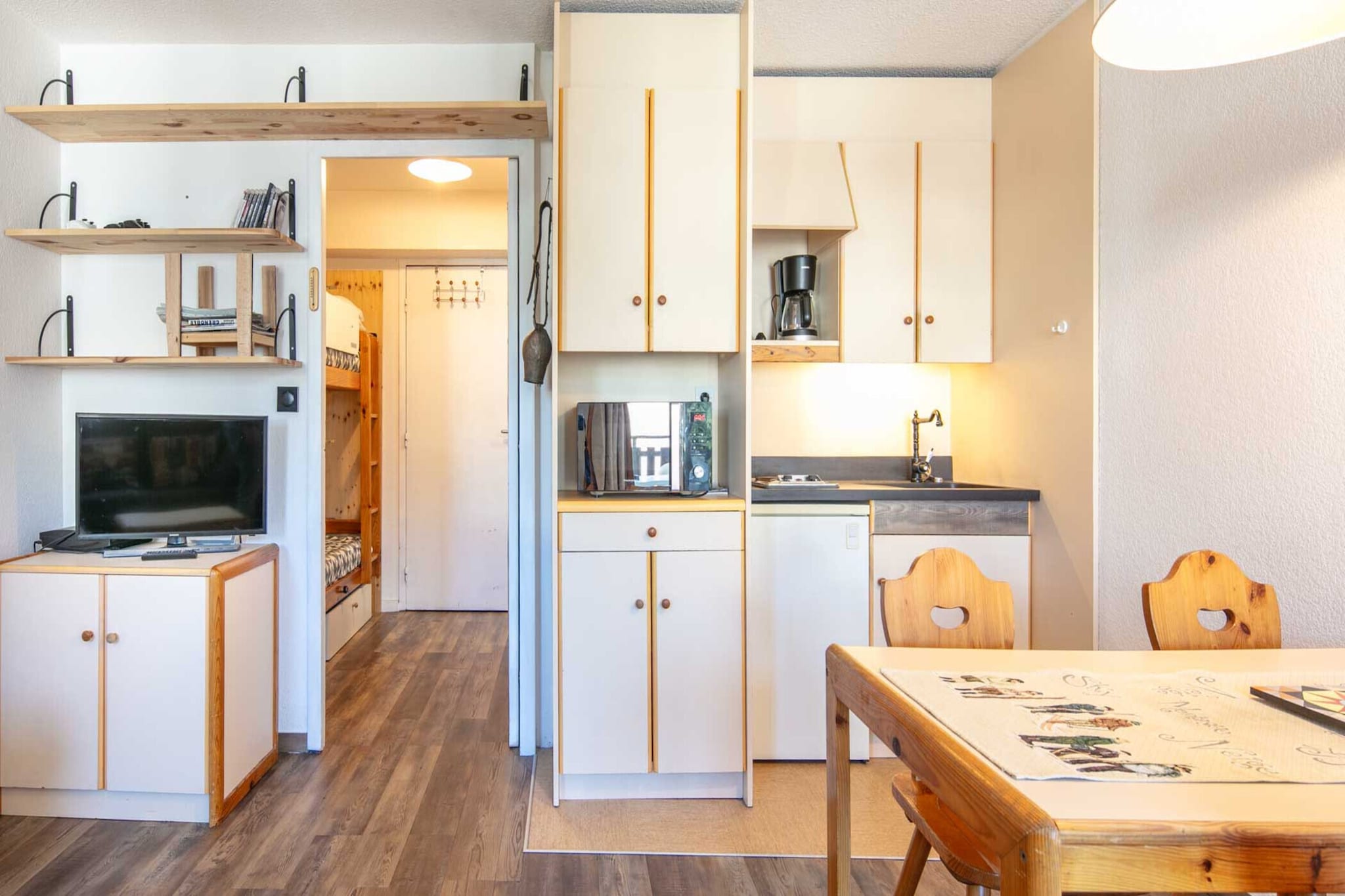 Elevator, open kitchen(electric kettle, toaster, coffee machine, microwave, fridge, freezer, dishes and cutlery), Living/diningroom(double sofa bed, TV, dining table), sleeping niche(bunk bed), bathroom(bath tub, washbasin, toilet), parking, swimming pool(shared with other guests)