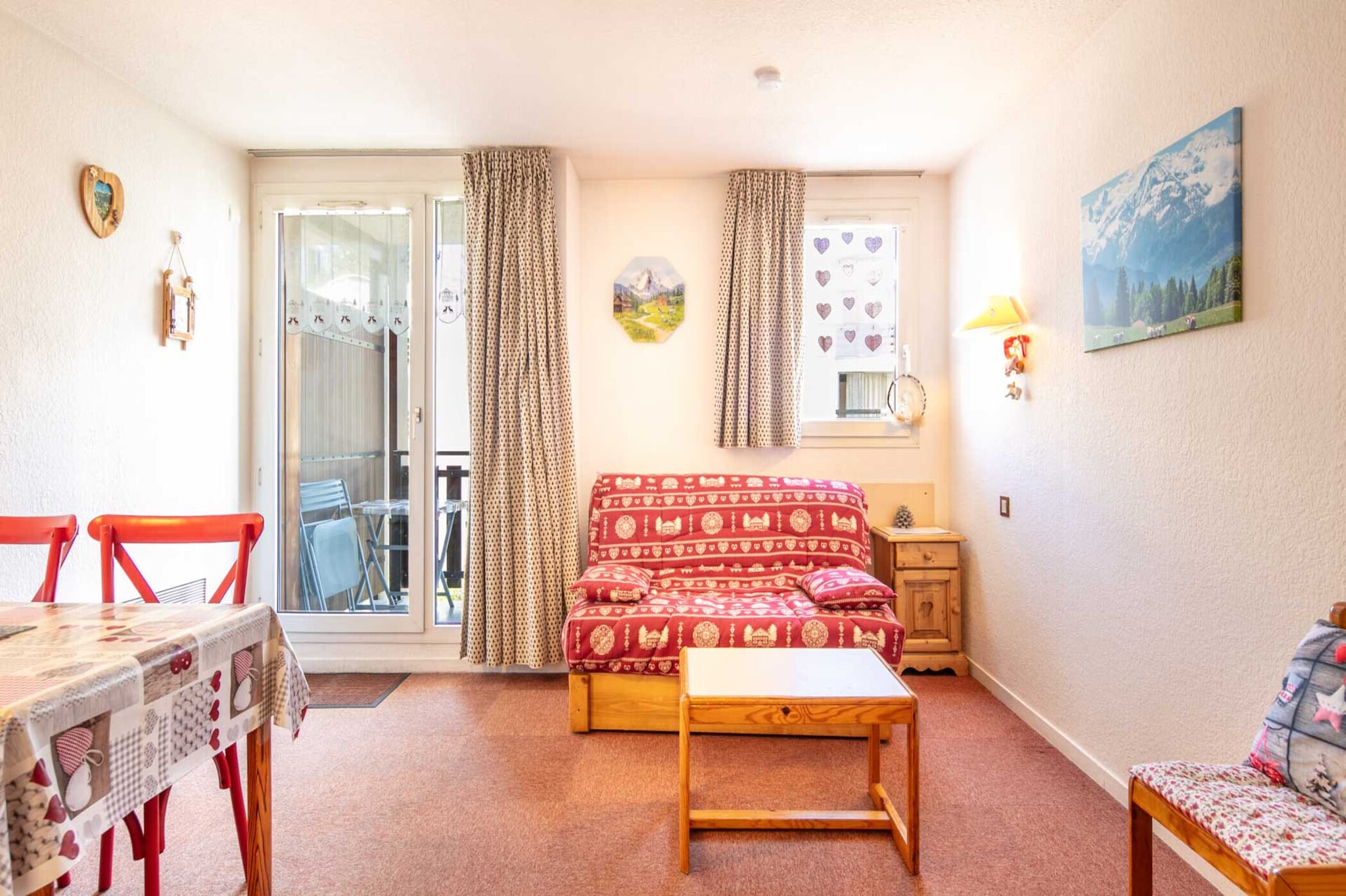 Welcome to your cozy mountain hideaway in Villard de Lans! This 24 m² studio in Résidence Croix Margot is perfect for up to 4 guests, making it ideal for a family getaway or a fun escape with friends. Tucked in the heart of the mountains, it combines comfort, convenience, and a touch of alpine charm for a truly memorable stay.
Inside, you’ll find everything needed for a relaxing and carefree holiday. The living area features a comfortable sofa bed, while the cabin offers bunk beds perfect for kids or friends. The fully equipped kitchen makes meal prep a breeze, with a refrigerator, microwave, coffee maker, toaster, kettle, and even raclette and fondue sets for those classic mountain evenings. After an active day outdoors, unwind in the bathroom’s bathtub or curl up under the provided duvets and blankets. Additional amenities include a ski locker, summer access to the outdoor pool, and all essentials to make your stay effortless.
The studio’s location is ideal: just minutes from the ski slopes for early morning runs, and a short stroll to local shops and restaurants for snacks, groceries, or a cozy alpine dinner. Villard de Lans is a playground all year round, offering skiing, snowshoeing, and sledding in winter, and hiking or mountain biking with breathtaking views in summer. Don’t miss the chance to sample local flavors at nearby Le Cœur de Village. With lively markets, seasonal festivals, and stunning landscapes, this studio is the perfect base for an unforgettable mountain escape.