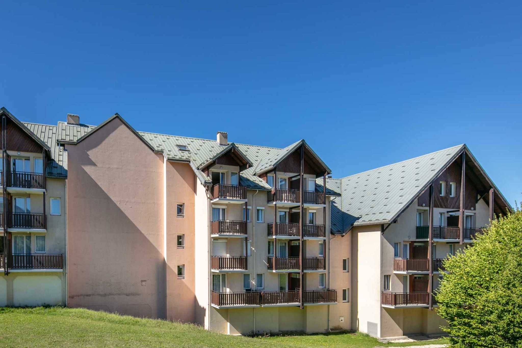 Elevator, open kitchen(electric kettle, toaster, coffee machine, microwave, fridge, dishes and cutlery), Living/bed room(double sofa bed, bunk bed, TV, dining table), bathroom(bath tub, washbasin, toilet), Garden Furniture , balcony, swimming pool(shared with other guests, outside)