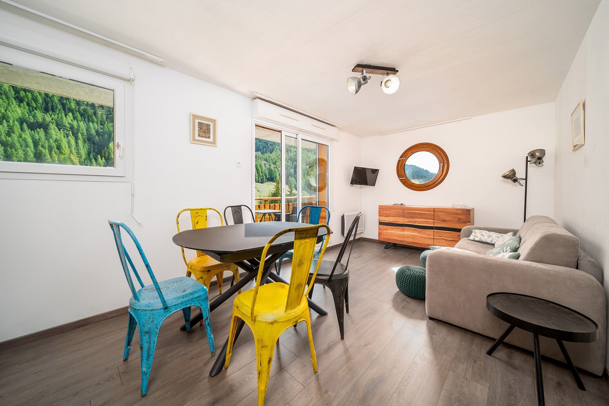 The apartment in Allos has 2 bedrooms and capacity for 6 persons. Accommodation of 45 m² cozy and is very light, located on at the foot of the ski slope, It has mountain. The property is located 20 m ski resort, 100 m supermarket, 500 m city and it is located in a a well connected zone and in a mountainous area. The accommodation is equipped with the following items: elevator, washing machine, dryer, internet (Wi-Fi), hair dryer, balcony, electric heating, heated swimming pool communal, 1 TV. The open plan kitchen, electric, is equipped with refrigerator, oven, freezer, dishes/cutlery, kitchen utensils, coffee machine, toaster and kettle.