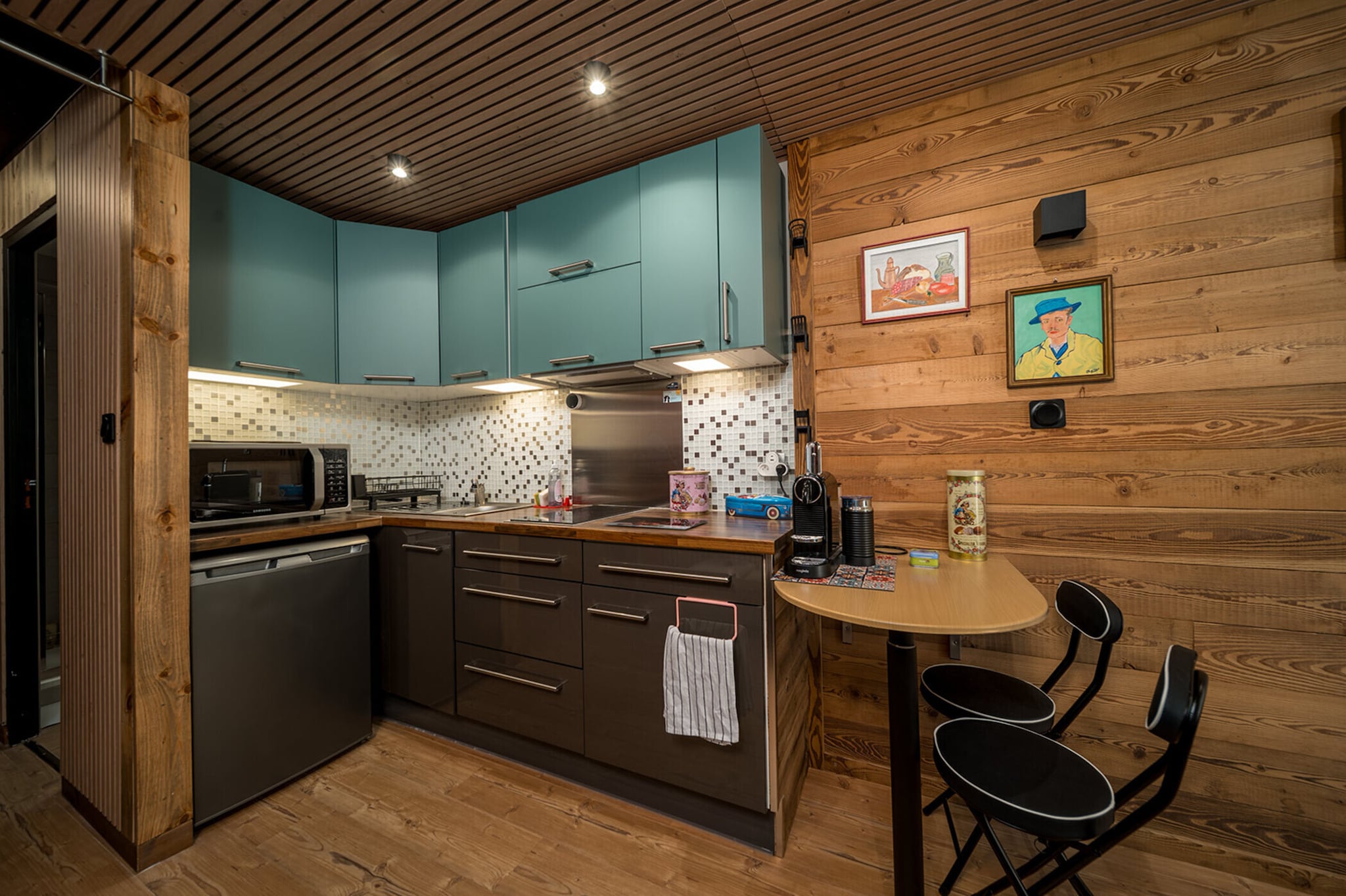 Elevator, open kitchen(electric kettle, toaster, coffee machine, microwave, fridge, freezer, dishes and cutlery), Living/diningroom(double sofa bed, TV, dining table), bedroom(bunk bed), bathroom(shower, washbasin, toilet), parking