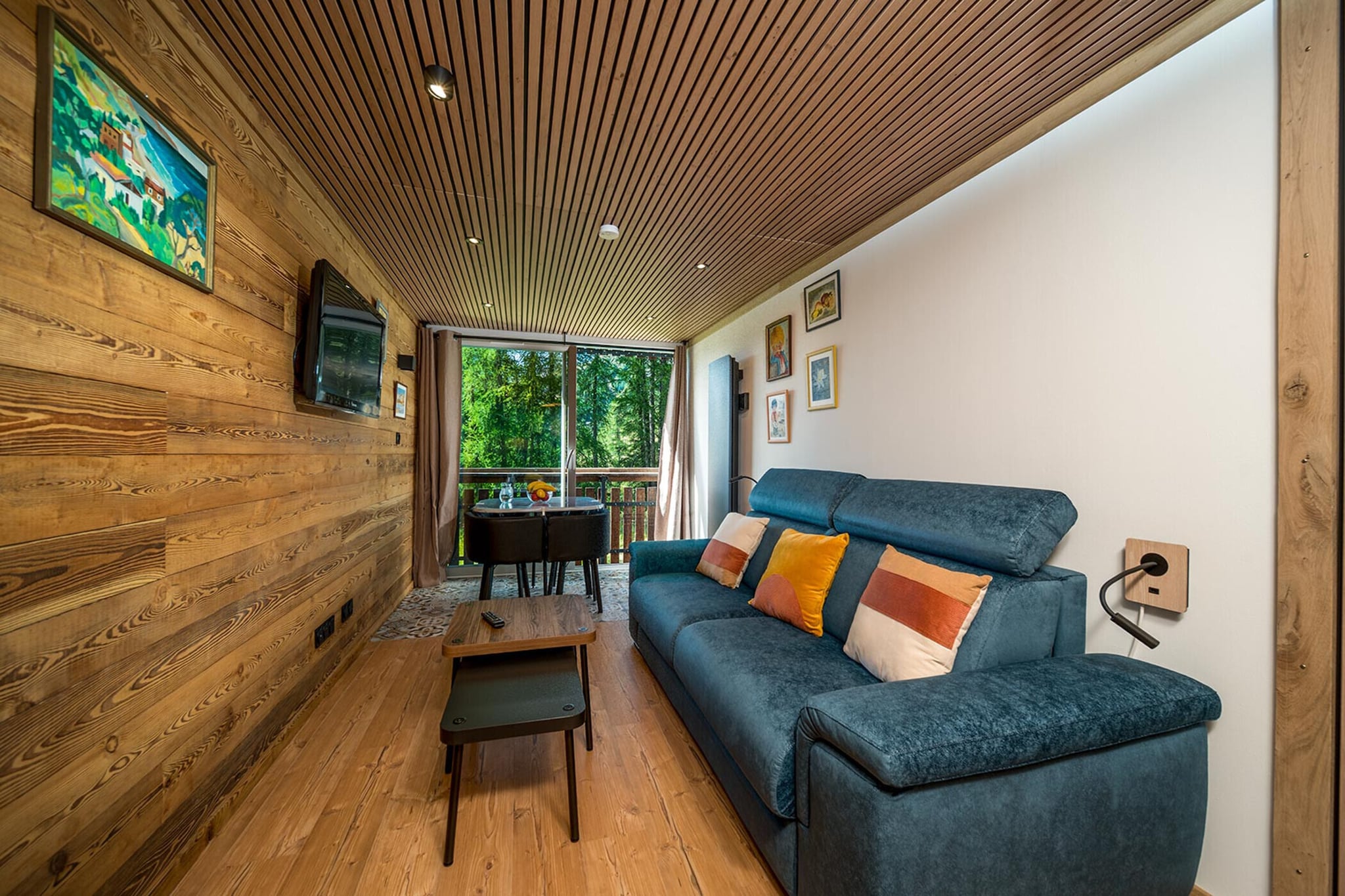 The studio in Allos has capacity for 4 persons. Accommodation of 25 m². The accommodation is equipped with the following items: elevator, electric heating, open-air parking in the same building. The open plan kitchen, electric, is equipped with refrigerator, microwave, freezer, dishes/cutlery, kitchen utensils, coffee machine, toaster and kettle.