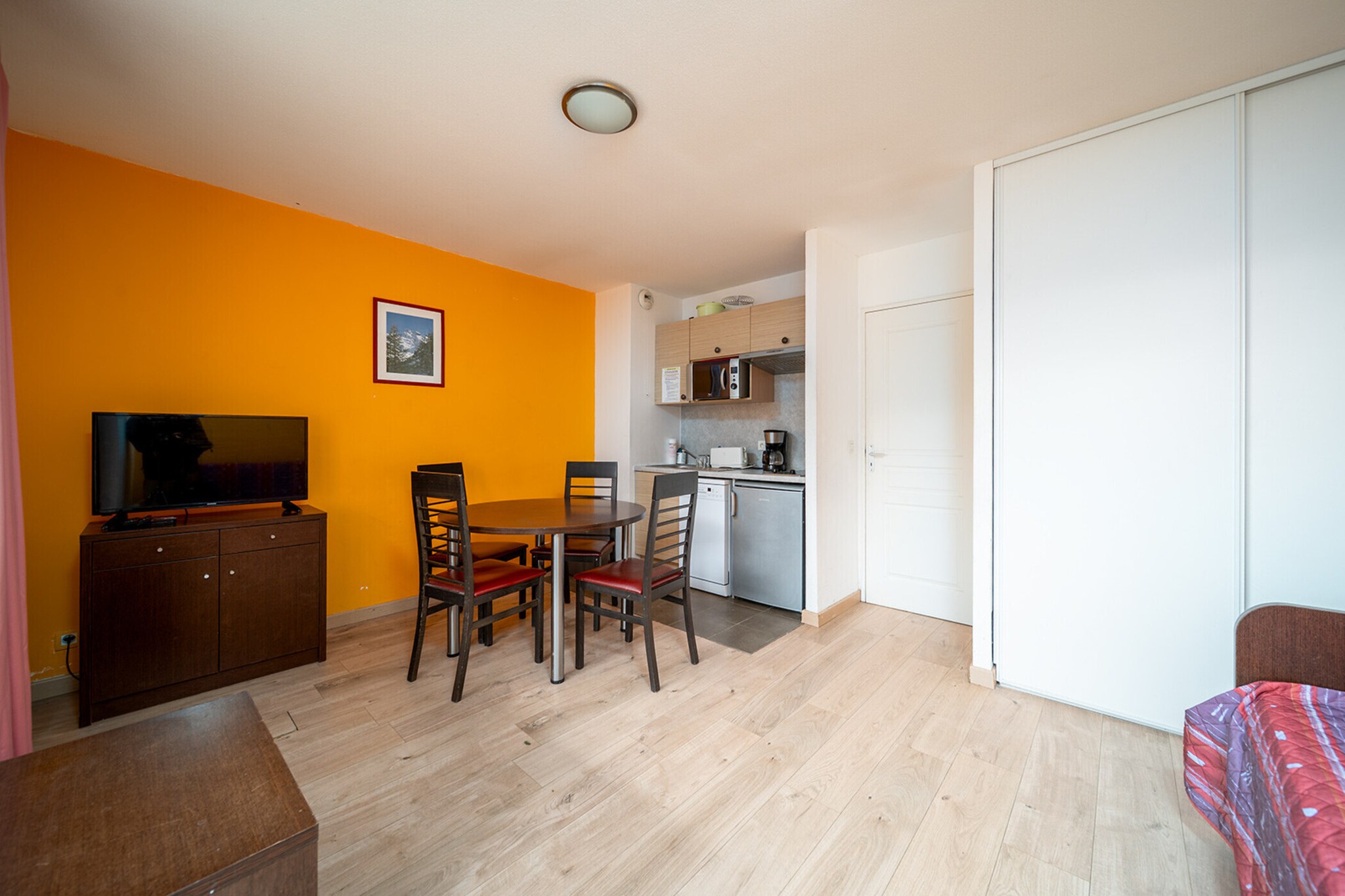 Elevator, Living room(single sofa bed, single sofa bed, TV(flatscreen), dining table, seating area), Kitchen(electric kettle, toaster, coffee machine, microwave, dishwasher, fridge, dishes and cutlery, Cooking basics), bedroom(double bed), bedroom(bunk bed), bathroom(bath tub, washbasin, toilet), Internet access, balcony