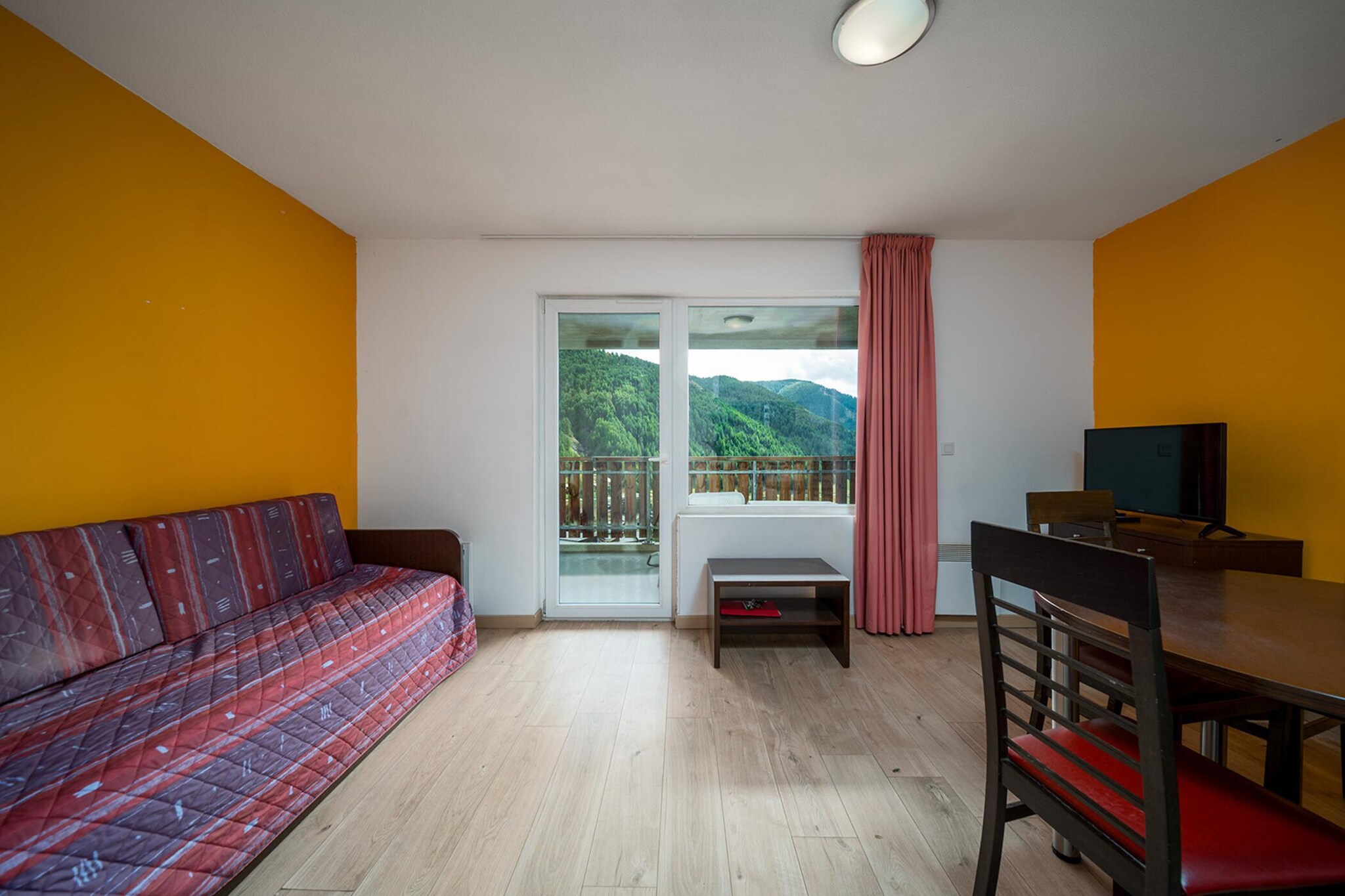 Welcome to this charming 36 m² apartment in the Plein Sud residence, perfect for families or small groups of up to 6 guests. Ideal for a comfortable and convivial stay, the apartment features a balcony with mountain views, a fully equipped kitchen, a living room with a sofa bed, two bedrooms, and a bathroom with a bathtub and separate toilet. Bed linens, blankets, and pillows are included, and public outdoor parking is available nearby.
The apartment is conveniently located just a short walk from the ski slopes and ski school, with shops, restaurants, and the town center also within easy reach. The balcony provides a private spot to enjoy morning coffee or relax after a day on the slopes, while the cozy living room is perfect for family time in any season.
La Foux d’Allos is a year-round alpine destination offering a variety of outdoor activities. In winter, enjoy skiing, snowboarding, sledding, and snowshoeing, while summer brings hiking, mountain biking, and swimming in Lake Allos, Europe’s largest high-altitude natural lake. Visitors can also savor local specialties such as fondue, raclette, and tartiflette, and enjoy the cozy ambiance of the resort’s restaurants, including La Planche à Vin. With breathtaking panoramas and a friendly atmosphere, this apartment is the perfect base for an unforgettable mountain getaway.