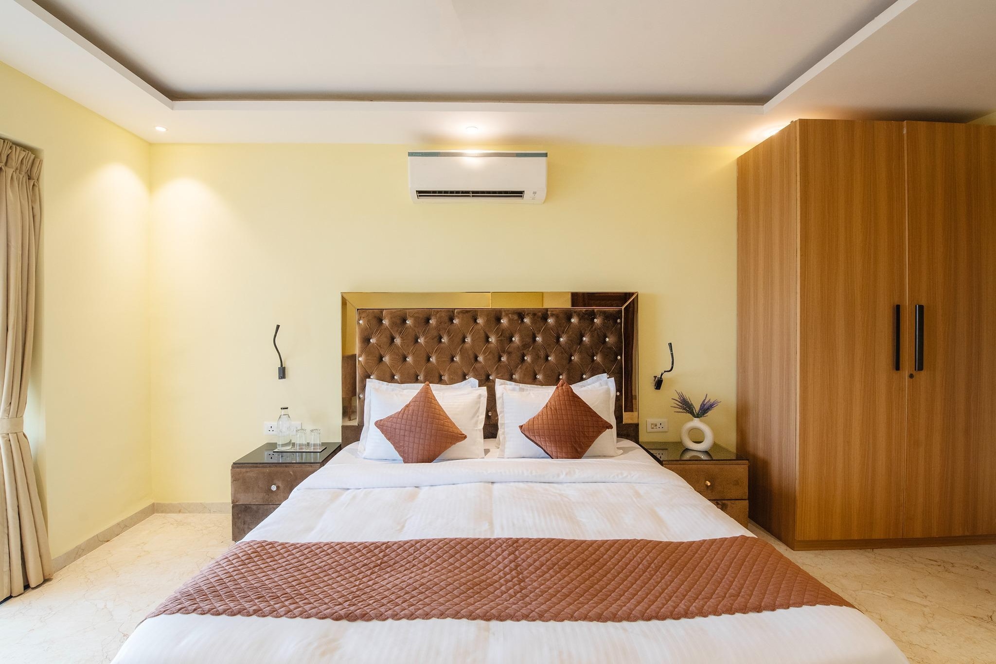 Ground floor: (Living room(TV, seating area, air conditioning), dining room(dining table), Kitchen(electric kettle, coffee machine, oven, microwave, dishwasher, freezer, Rice maker), bedroom(TV, seating area, balcony, air conditioning, Queen Bed), bedroom(TV, seating area, balcony, air conditioning, Queen Bed), bedroom(TV, seating area, balcony, air conditioning, Queen Bed), bedroom(TV, seating area, balcony, air conditioning, Queen Bed), bedroom(TV, seating area, balcony, air conditioning, Queen Bed), bathroom(shower, toilet, hairdryer, Towels incl., hot water), bathroom(shower, toilet, hairdryer, Towels incl., hot water), bathroom(shower, toilet, hairdryer, Towels incl., hot water), bathroom(shower, toilet, hairdryer, Towels incl., hot water), bathroom(shower, toilet, hairdryer, Towels incl., hot water))