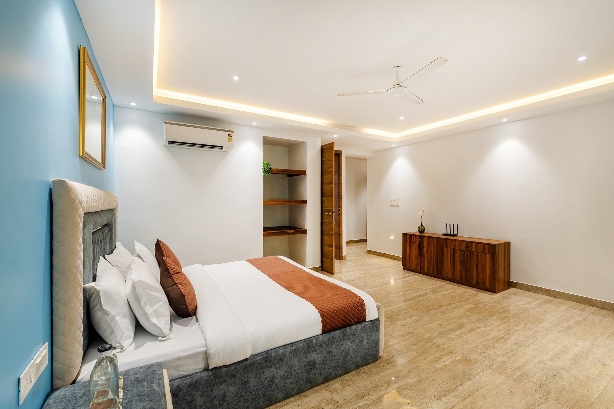 Ground floor: (Living room(TV, seating area, air conditioning), dining room(dining table), Kitchen(electric kettle, coffee machine, oven, microwave, dishwasher, freezer, Rice maker), bedroom(TV, seating area, balcony, air conditioning, Queen Bed), bedroom(TV, seating area, balcony, air conditioning, Queen Bed), bedroom(TV, seating area, balcony, air conditioning, Queen Bed), bedroom(TV, seating area, balcony, air conditioning, Queen Bed), bedroom(TV, seating area, balcony, air conditioning, Queen Bed), bathroom(shower, toilet, hairdryer, Towels incl., hot water), bathroom(shower, toilet, hairdryer, Towels incl., hot water), bathroom(shower, toilet, hairdryer, Towels incl., hot water), bathroom(shower, toilet, hairdryer, Towels incl., hot water), bathroom(shower, toilet, hairdryer, Towels incl., hot water))