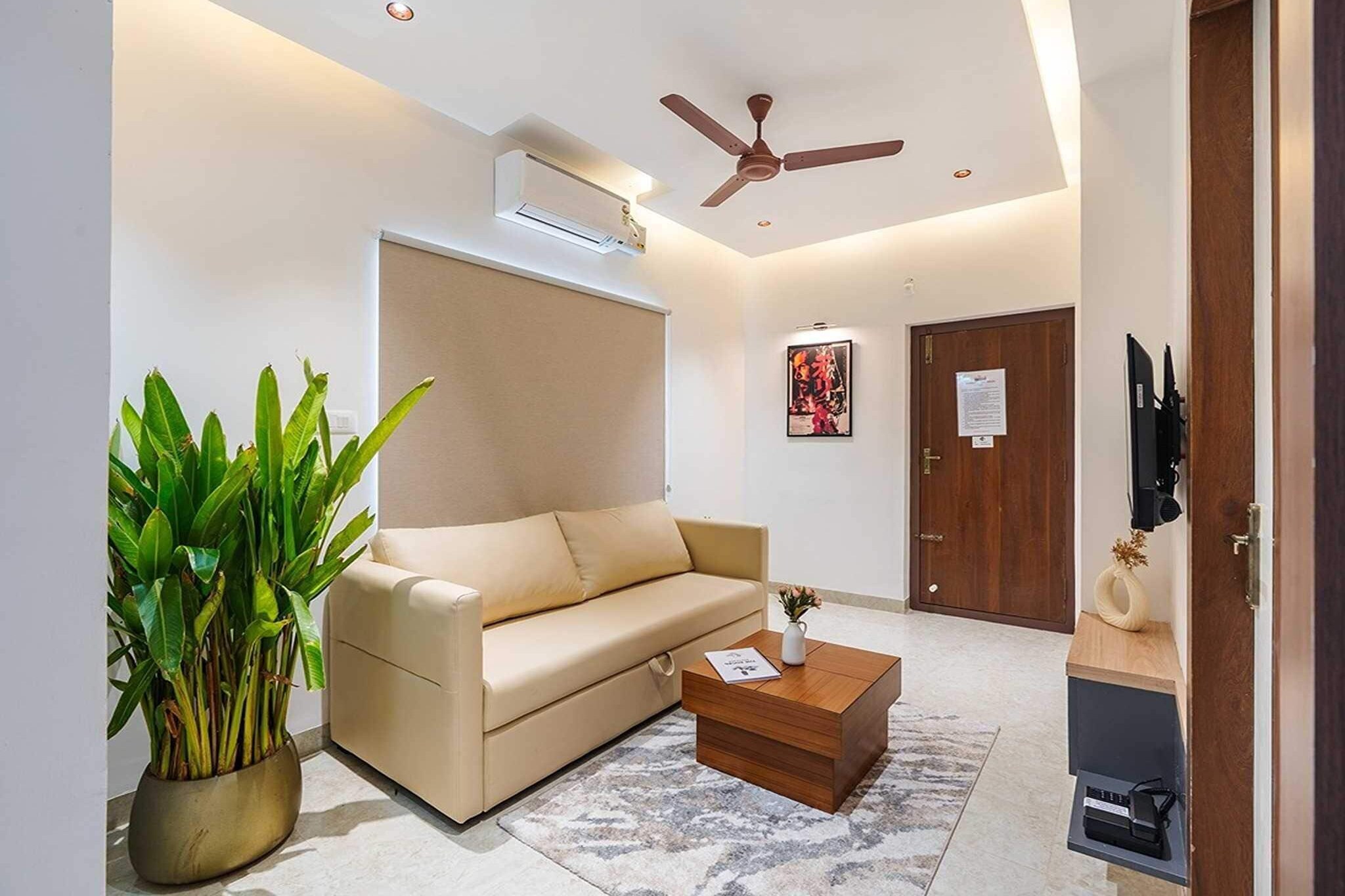 Ground floor: (Living room(TV, seating area, air conditioning), Kitchen(electric kettle, coffee machine, oven, microwave, fridge), bedroom(seating area, air conditioning, Queen Bed), bedroom(seating area, air conditioning, Queen Bed), bathroom(shower, toilet, Towels incl., shampoo, body soap, hot water), bathroom(shower, toilet, Towels incl., shampoo, body soap, hot water))
