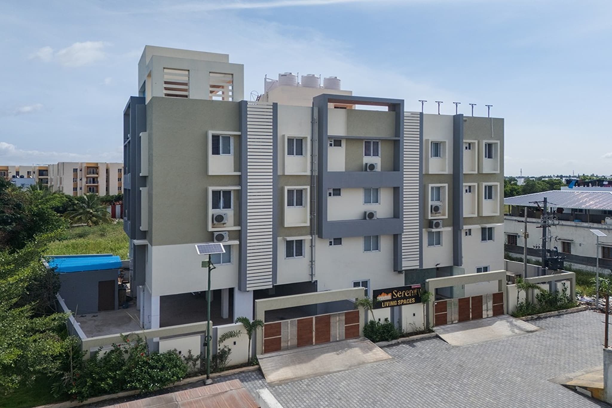 Ground floor: (Living room(TV, seating area, air conditioning), Kitchen(electric kettle, coffee machine, oven, microwave, fridge), bedroom(seating area, air conditioning, Queen Bed), bedroom(seating area, air conditioning, Queen Bed), bathroom(shower, toilet, Towels incl., shampoo, body soap, hot water), bathroom(shower, toilet, Towels incl., shampoo, body soap, hot water))