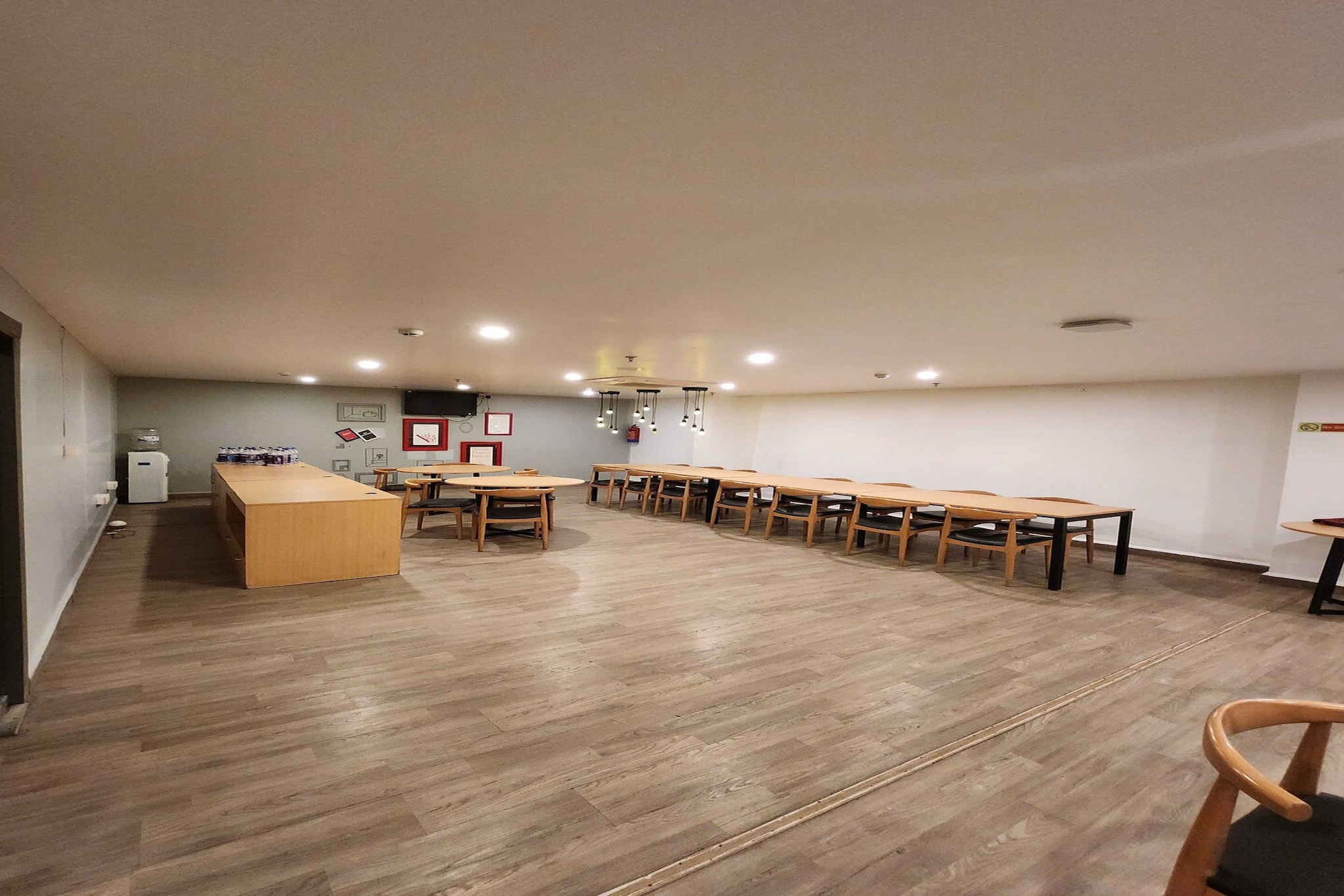 Ground floor: (bedroom(double bed, TV, seating area, air conditioning, Towels incl., telephone), bathroom(bathtub or shower, shower, washbasin, toilet, shampoo, body soap, hot water), parking)