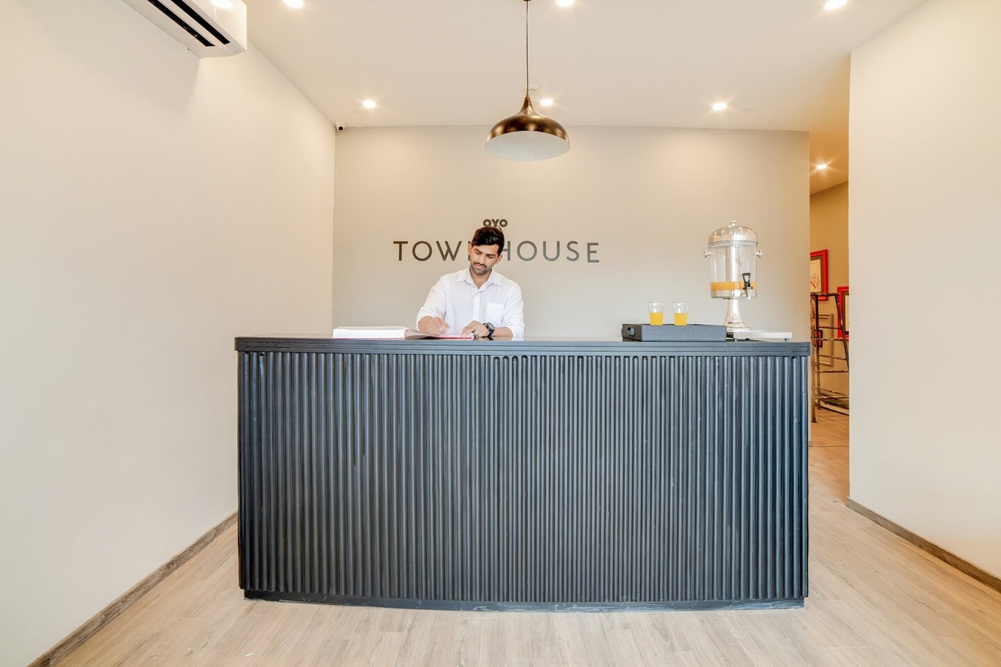 Ground floor: (bedroom(double bed, TV, seating area, air conditioning, Towels incl., telephone), bathroom(bathtub or shower, shower, washbasin, toilet, shampoo, body soap, hot water), parking)