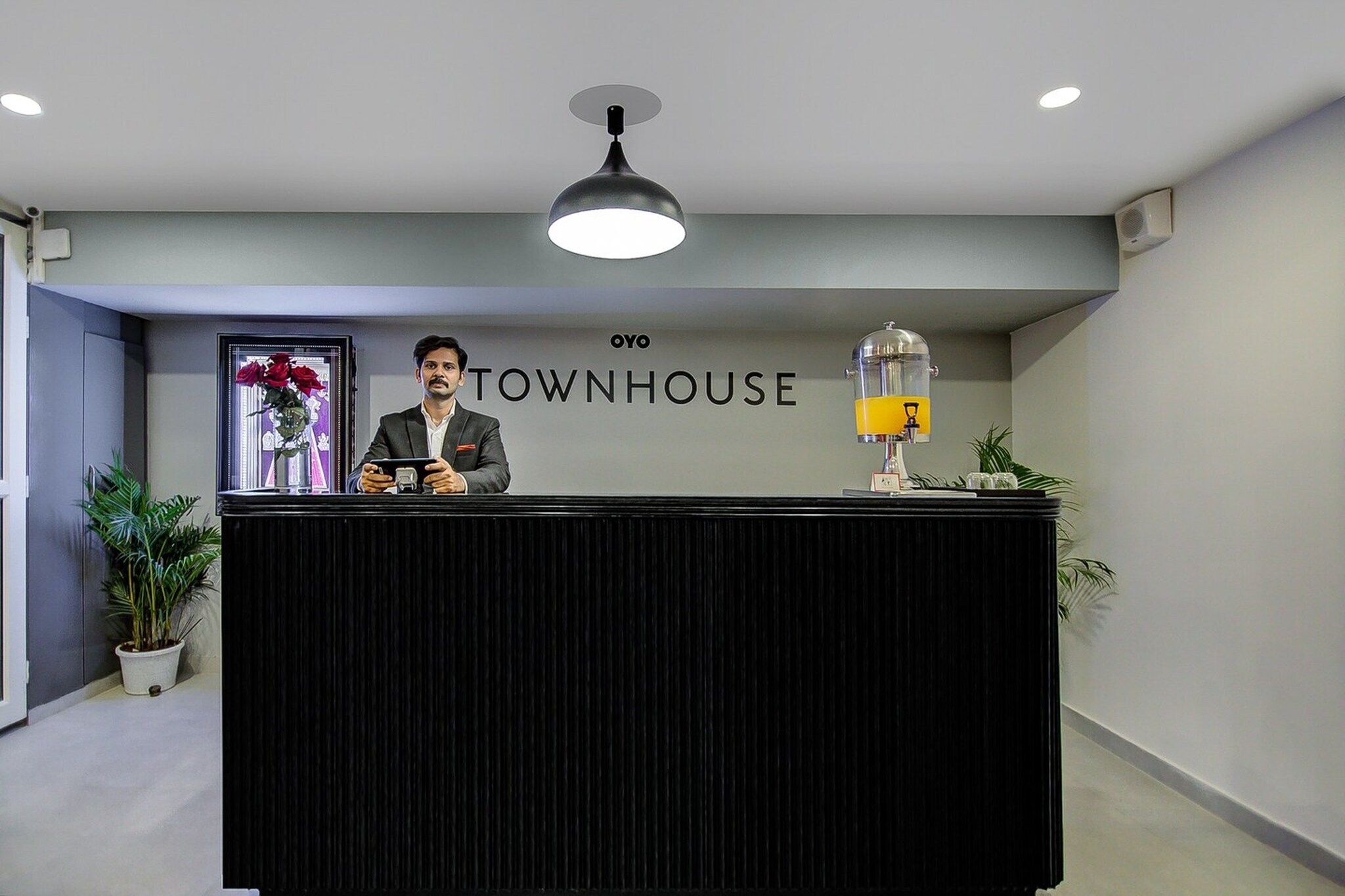 Ground floor: (bedroom(double bed, TV, seating area, air conditioning, Towels incl., telephone), bathroom(bathtub or shower, shower, washbasin, toilet, shampoo, body soap, hot water))