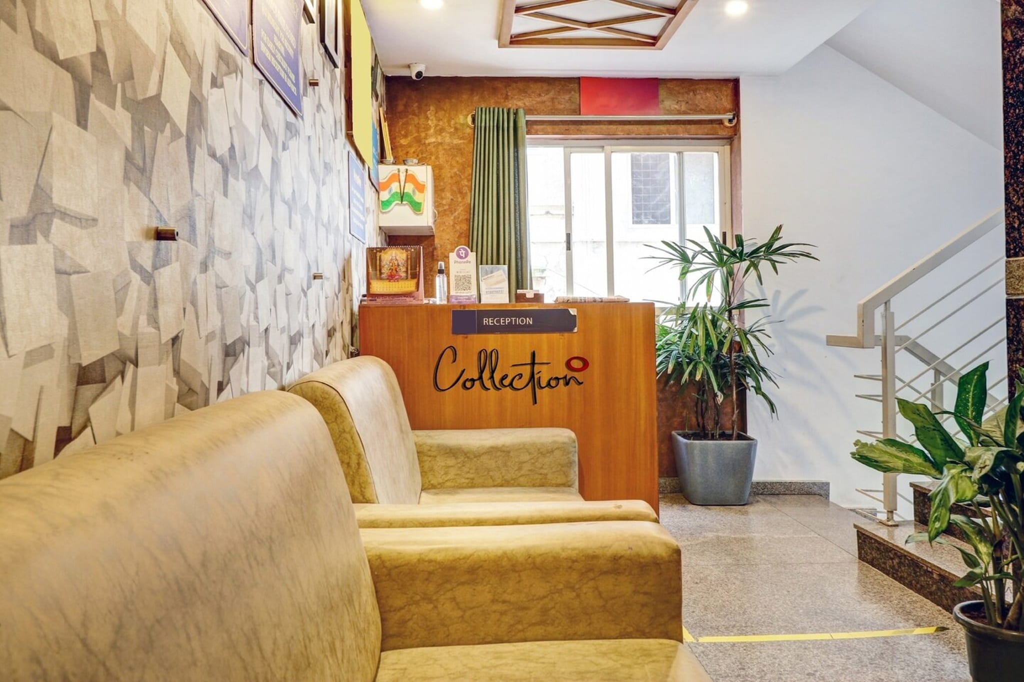 Ground floor: (bedroom(double bed, TV, seating area, air conditioning, Towels incl., telephone), bathroom(bathtub or shower, shower, washbasin, toilet, shampoo, body soap, hot water), lift, Laundry Package incl.)