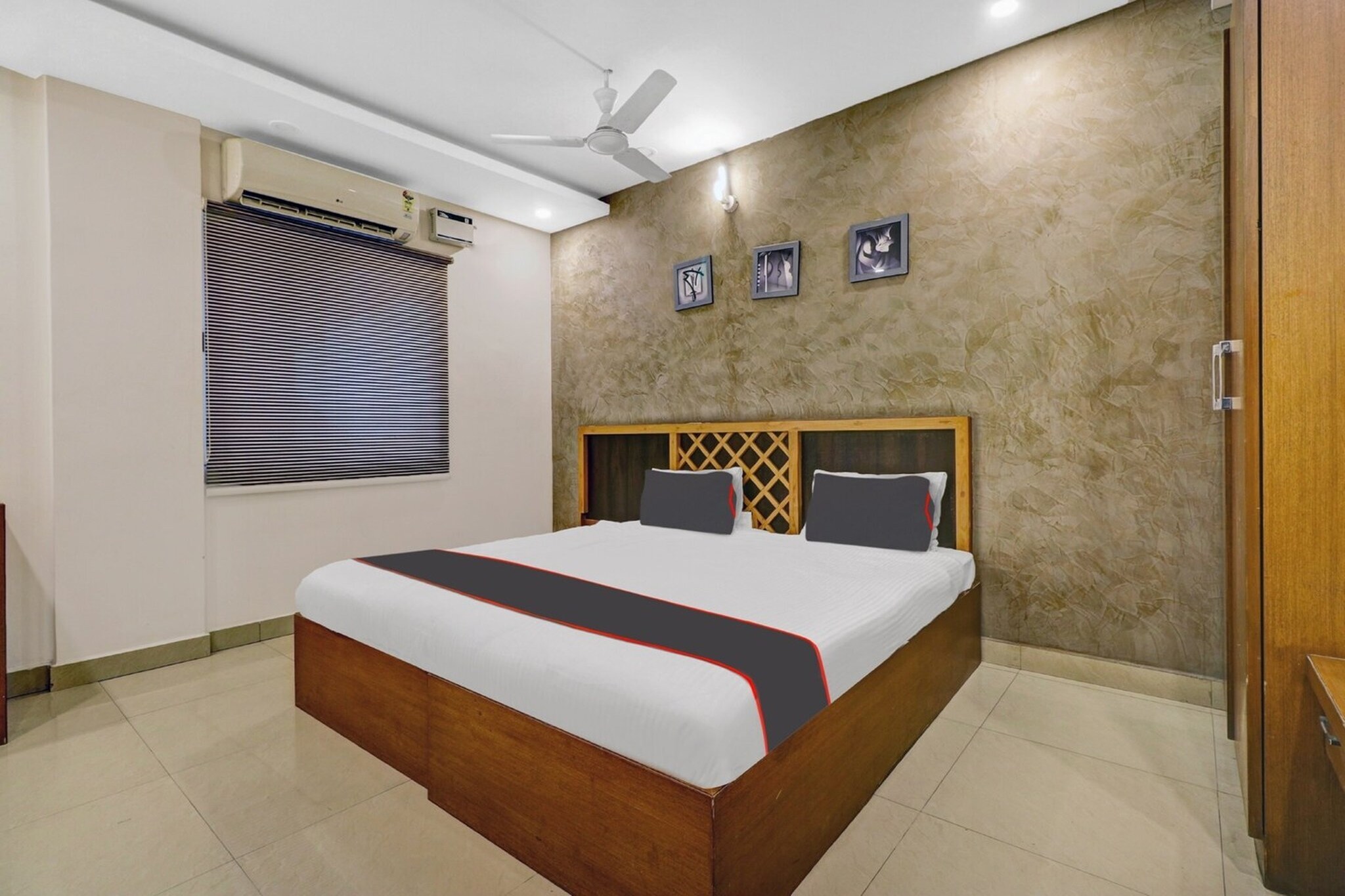 Set within 3.2 km of The Heritage Centre & Aerospace Museum and 12 km of Brigade Road, Super Collection O Manasi Residency offers rooms with air conditioning and a private bathroom in Bengaluru. Among the facilities of this property are a restaurant, a shared lounge and room service, along with free WiFi throughout the property. The property is non-smoking and is located 13 km from Commercial Street.
All guest rooms at the hotel come with a seating area, a flat-screen TV with satellite channels and a private bathroom with free toiletries and a bath or shower. The units feature a desk.
Super Collection O Manasi Residency offers a continental or vegetarian breakfast.
Speaking English and Hindi at the reception, staff are willing to help at any time of the day.
Forum Mall, Koramangala is 13 km from the accommodation, while Cubbon Park is 14 km from the property. Kempegowda International Airport is 45 km away.
Early Check-In Policy: A full day’s room rate will be charged for check-ins before 6:00 AM. Complimentary early check-in is available between 6:00 AM and 10:00 AM, subject to room availability.
Check-in is only available to guests aged 18 and above. Please provide a government-issued ID to confirm your age.