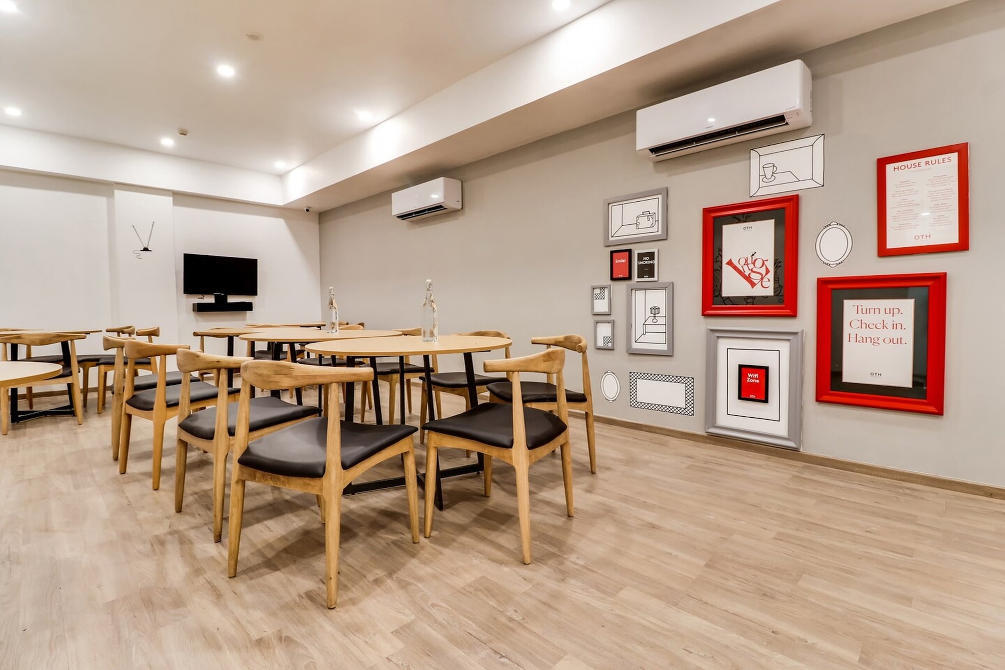 Ground floor: (bedroom(double bed, TV, seating area, air conditioning, Towels incl., telephone), bathroom(bathtub or shower, shower, washbasin, toilet, shampoo, body soap, hot water), parking, lift)