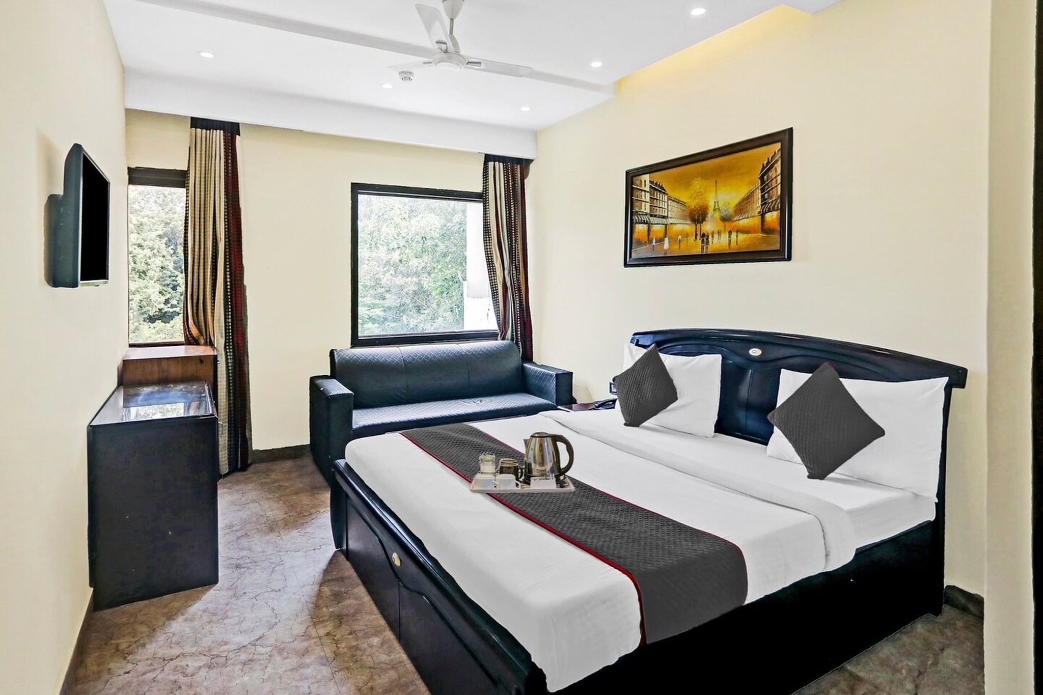 Located in New Delhi, within 11 km of Red Fort and 11 km of Gurudwara Sis Ganj Sahib, Super Townhouse Prakash continental Near Netaji Subhash Place Metro Station offers accommodation with a restaurant. Featuring a shared lounge, the 4-star hotel has air-conditioned rooms with free WiFi, each with a private bathroom. The accommodation provides a shared kitchen, room service and organising tours for guests.

At the hotel, each room comes with a desk. Guest rooms at Super Townhouse Prakash continental Near Netaji Subhash Place Metro Station are equipped with a seating area and a flat-screen TV with satellite channels.

Speaking English and Hindi, staff will be happy to provide guests with practical guidance on the area at the 24-hour front desk.

Gurudwara Bangla Sahib is 12 km from the accommodation, while Jantar Mantar is 13 km away. Hindon Airport is 22 km from the property.

Unmarried couples are warmly welcome at this property.
Guests with local ID proof are warmly welcome.
Apologies, but we are currently unable to host foreign nationals at this property.
Early Check-In Policy: A full dayâ€™s room rate will be charged for check-ins before 6:00 AM. Complimentary early check-in is available between 6:00 AM and 10:00 AM, subject to room availability.
 
Check-in is only available to guests aged 18 and above. Please provide a government-issued ID to confirm your age.