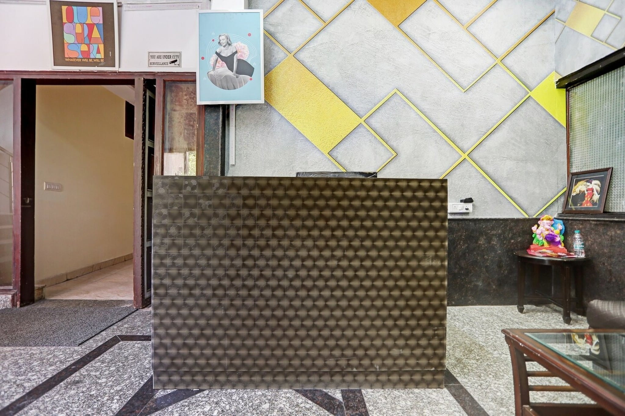 Ground floor: (bedroom(double bed, TV, seating area, air conditioning, Towels incl., telephone), bathroom(bath tub, bathtub or shower, shower, washbasin, toilet, shampoo, body soap, hot water), parking, Laundry Package incl.)