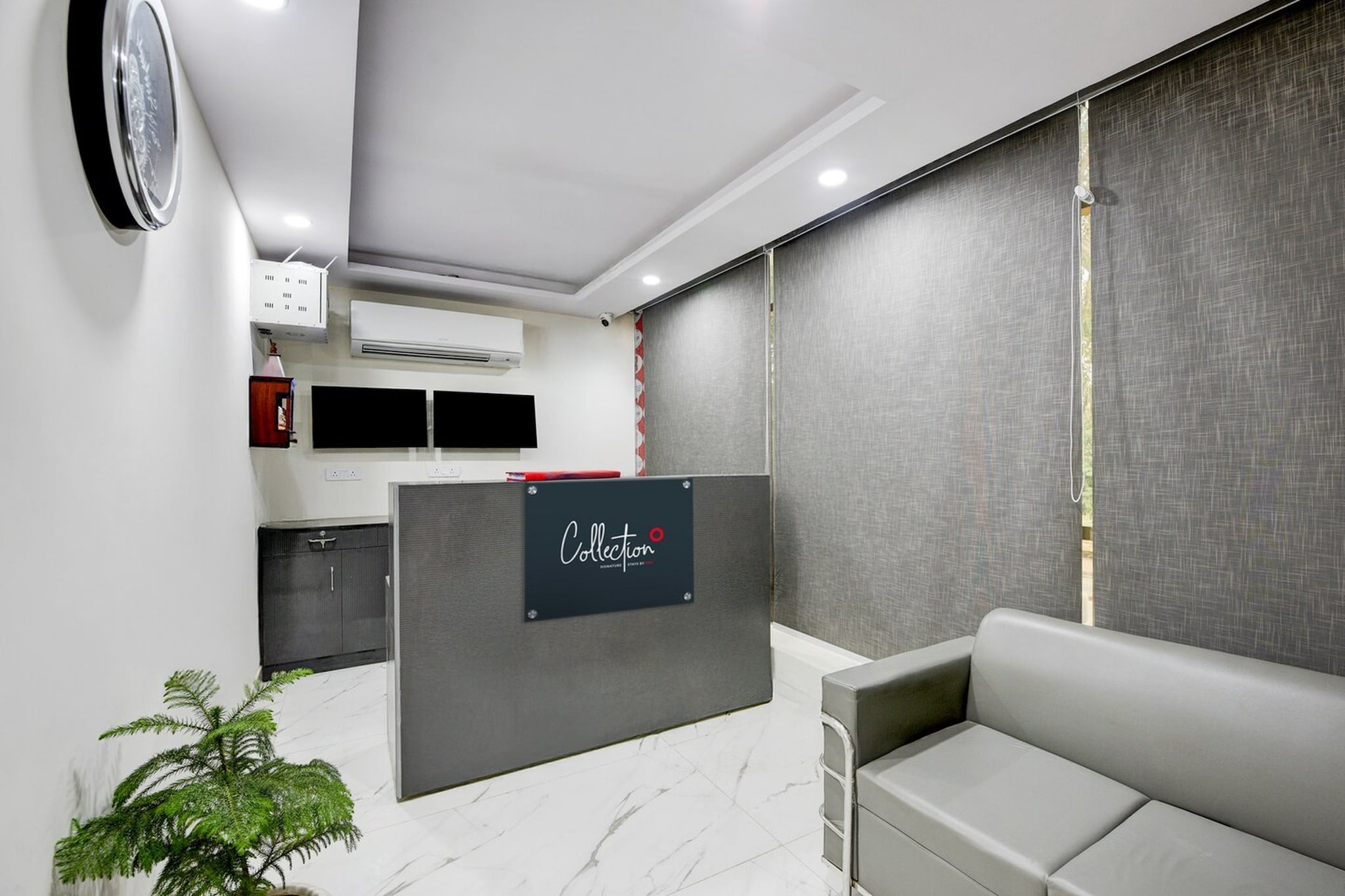 Ground floor: (bedroom(double bed, TV, seating area, air conditioning, Towels incl., telephone), bathroom(bathtub or shower, shower, washbasin, toilet, shampoo, body soap, hot water))